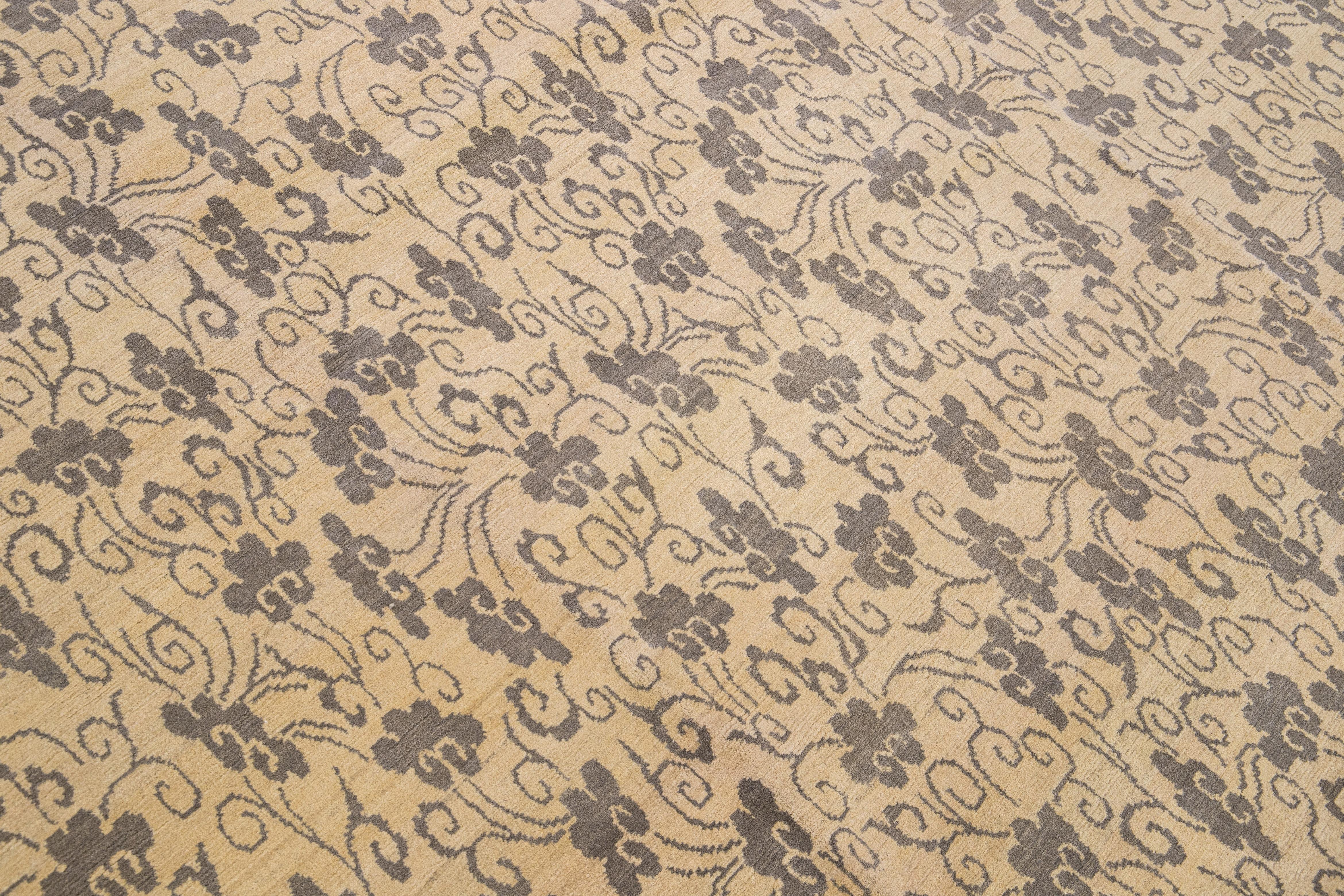 Tapis tibétain moderne fait à la main, entièrement réalisé en laine et soie beige à motif floral en vente 1