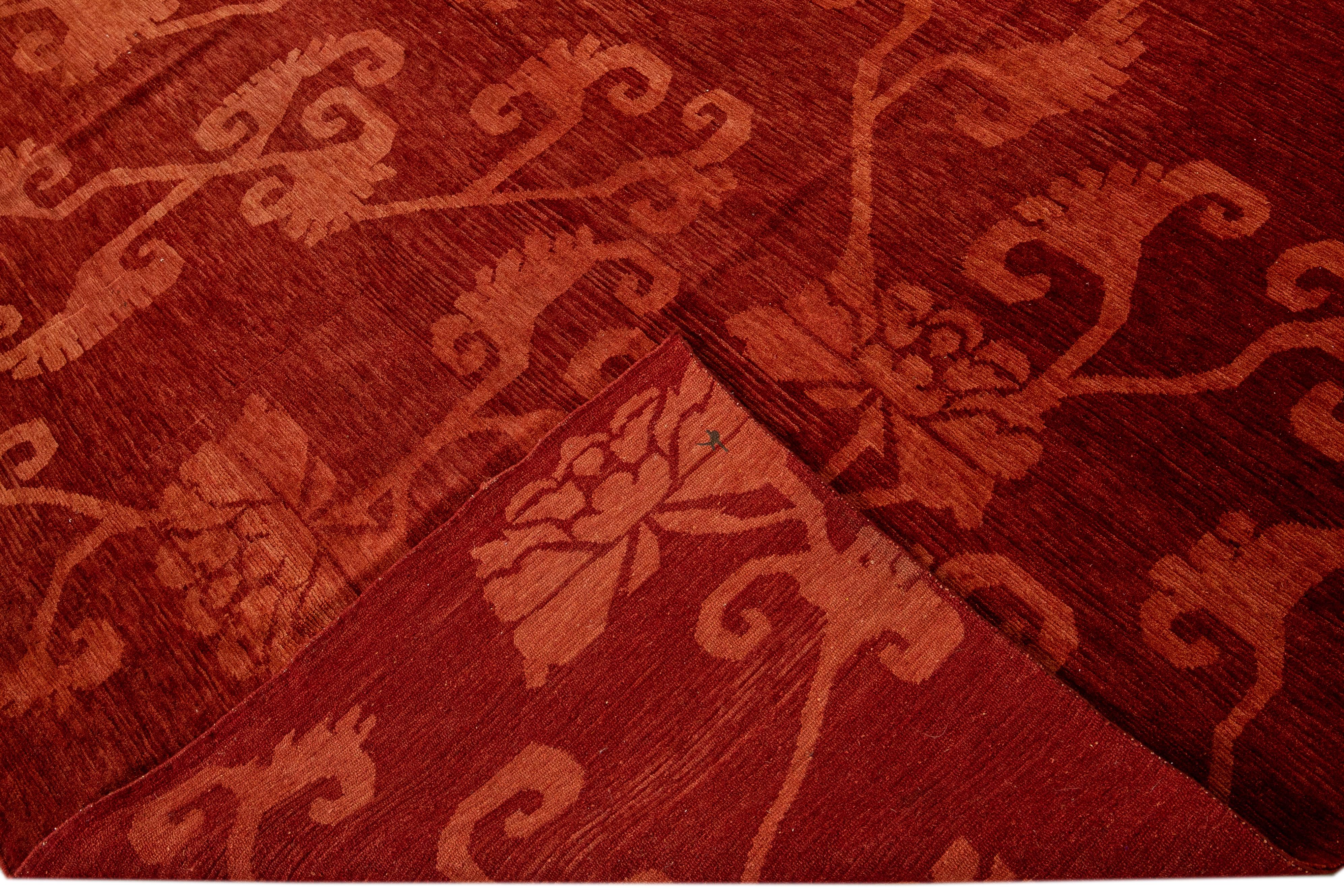 Schöner moderner tibetischer handgeknüpfter Woll- und Seidenteppich mit rotem Feld. Dieser tibetische Teppich hat rote Seidenakzente in einem wunderschönen floralen All-Over-Muster von Lyndhurst.

Dieser Teppich misst 8'7