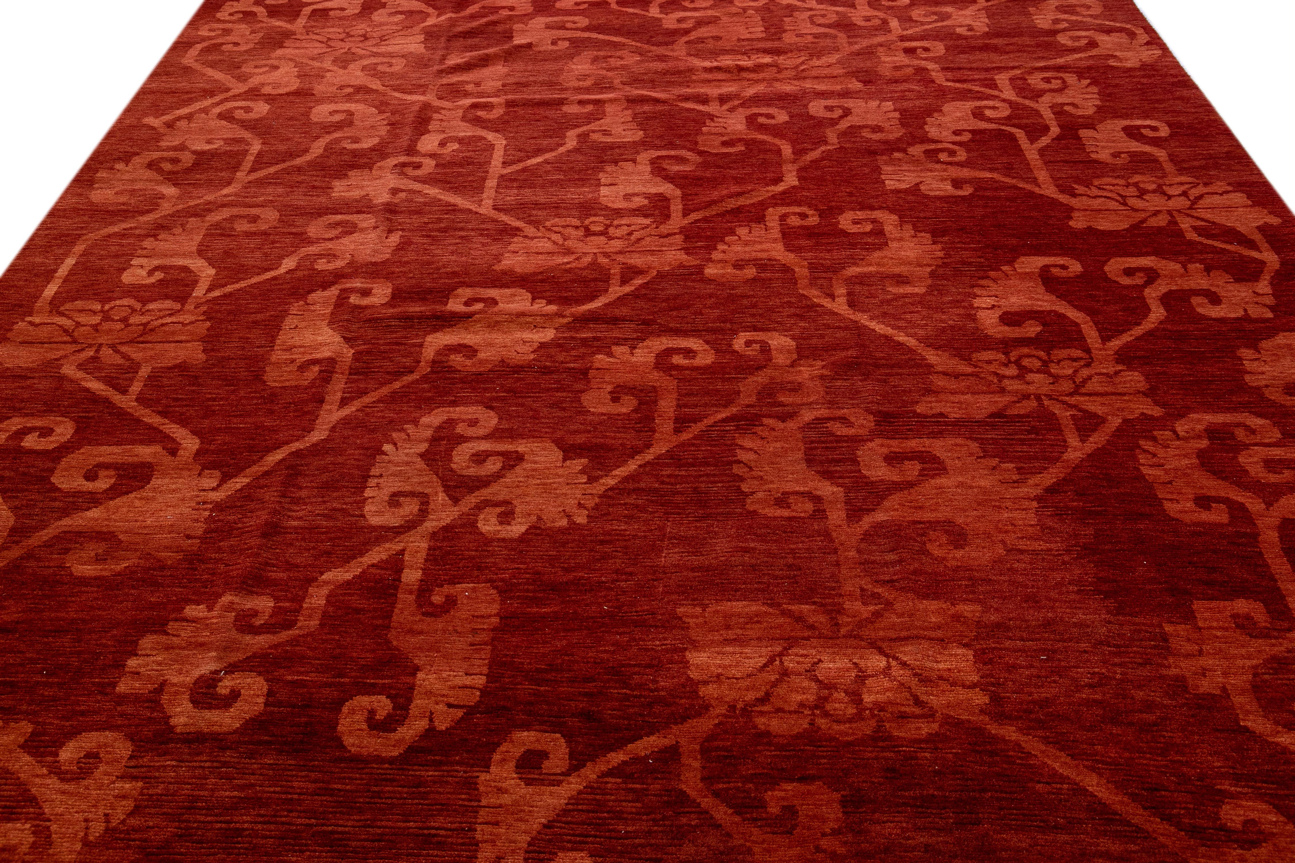 Moderner moderner tibetisch handgefertigter Teppich aus roter Wolle und Seide mit Blumenmuster (Tibetisch) im Angebot