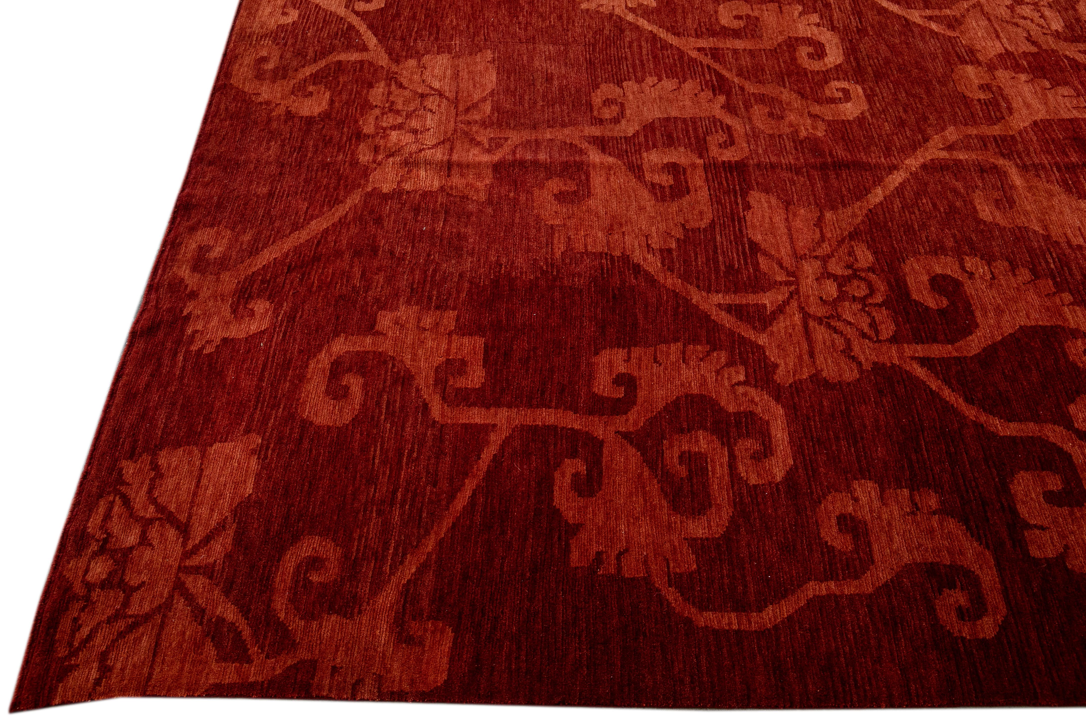 Moderner moderner tibetisch handgefertigter Teppich aus roter Wolle und Seide mit Blumenmuster (Tibetisch) im Angebot