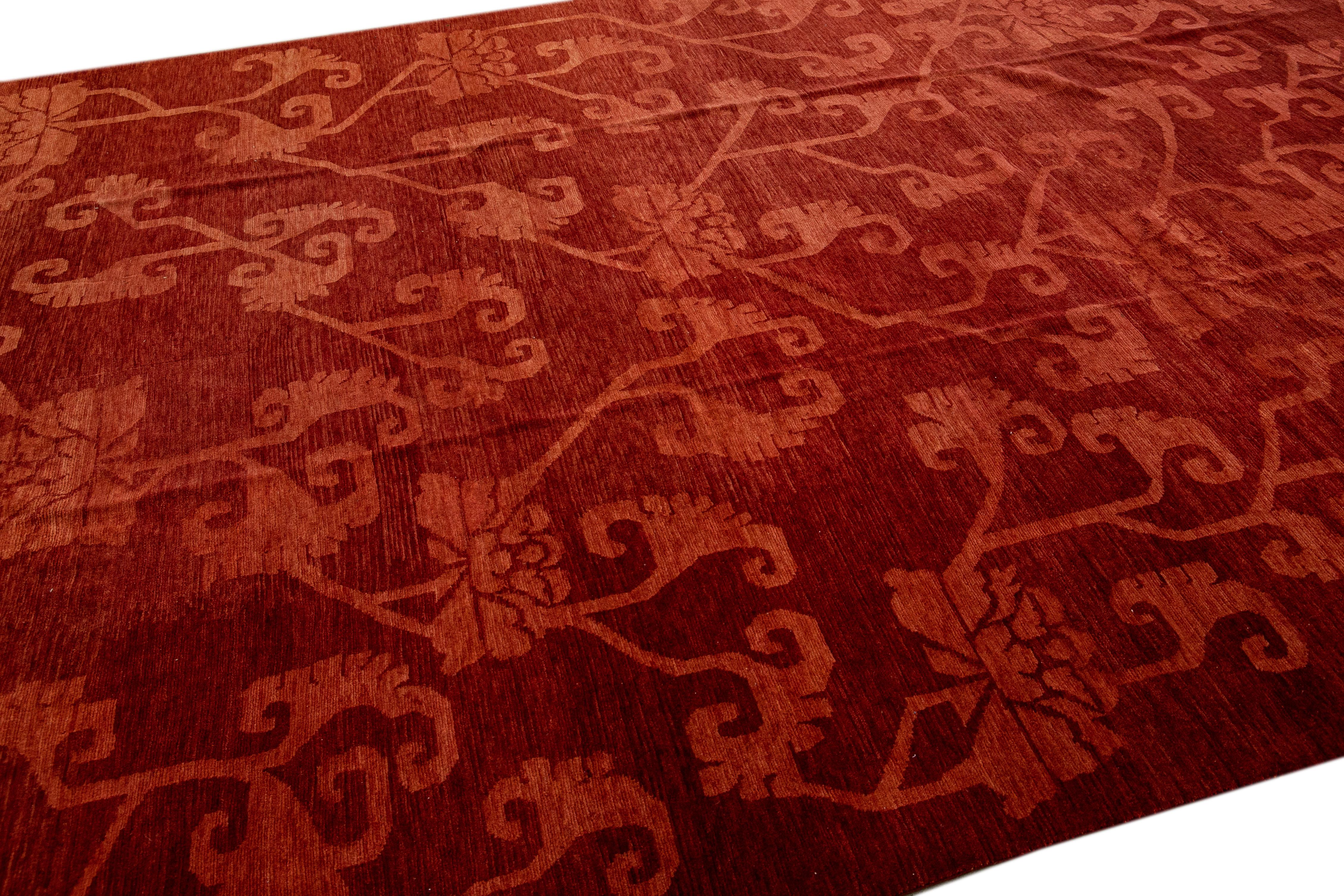 Moderner moderner tibetisch handgefertigter Teppich aus roter Wolle und Seide mit Blumenmuster (Handgeknüpft) im Angebot
