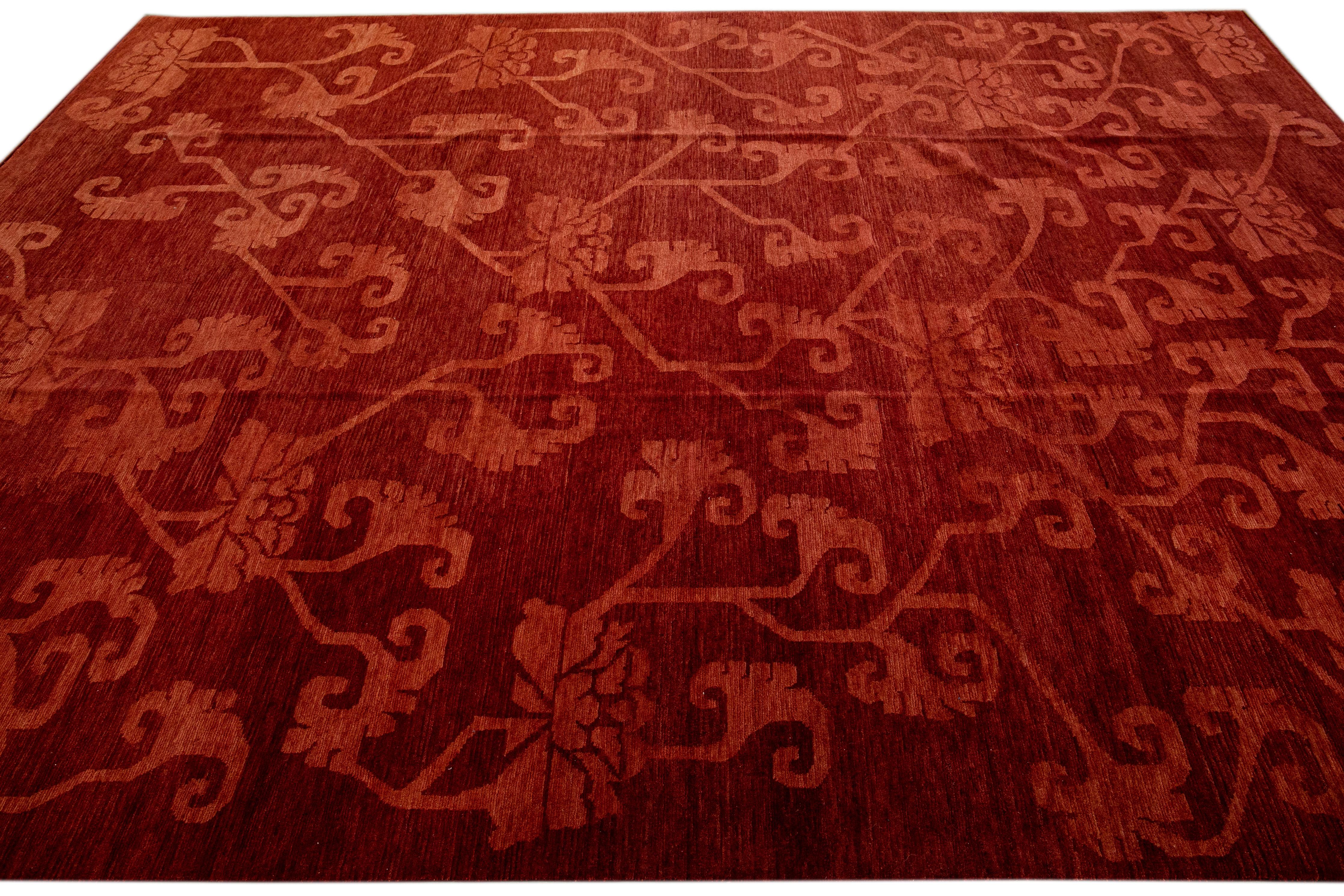 Moderner moderner tibetisch handgefertigter Teppich aus roter Wolle und Seide mit Blumenmuster im Zustand „Neu“ im Angebot in Norwalk, CT