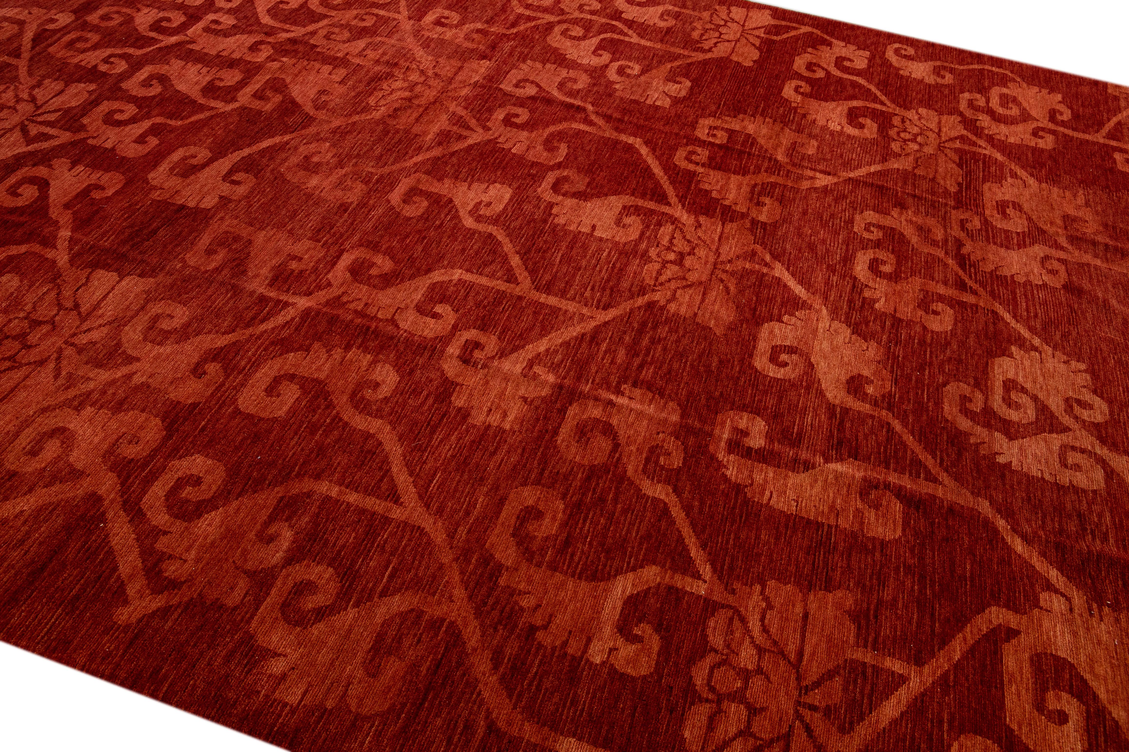 Moderner moderner tibetisch handgefertigter Teppich aus roter Wolle und Seide mit Blumenmuster (21. Jahrhundert und zeitgenössisch) im Angebot