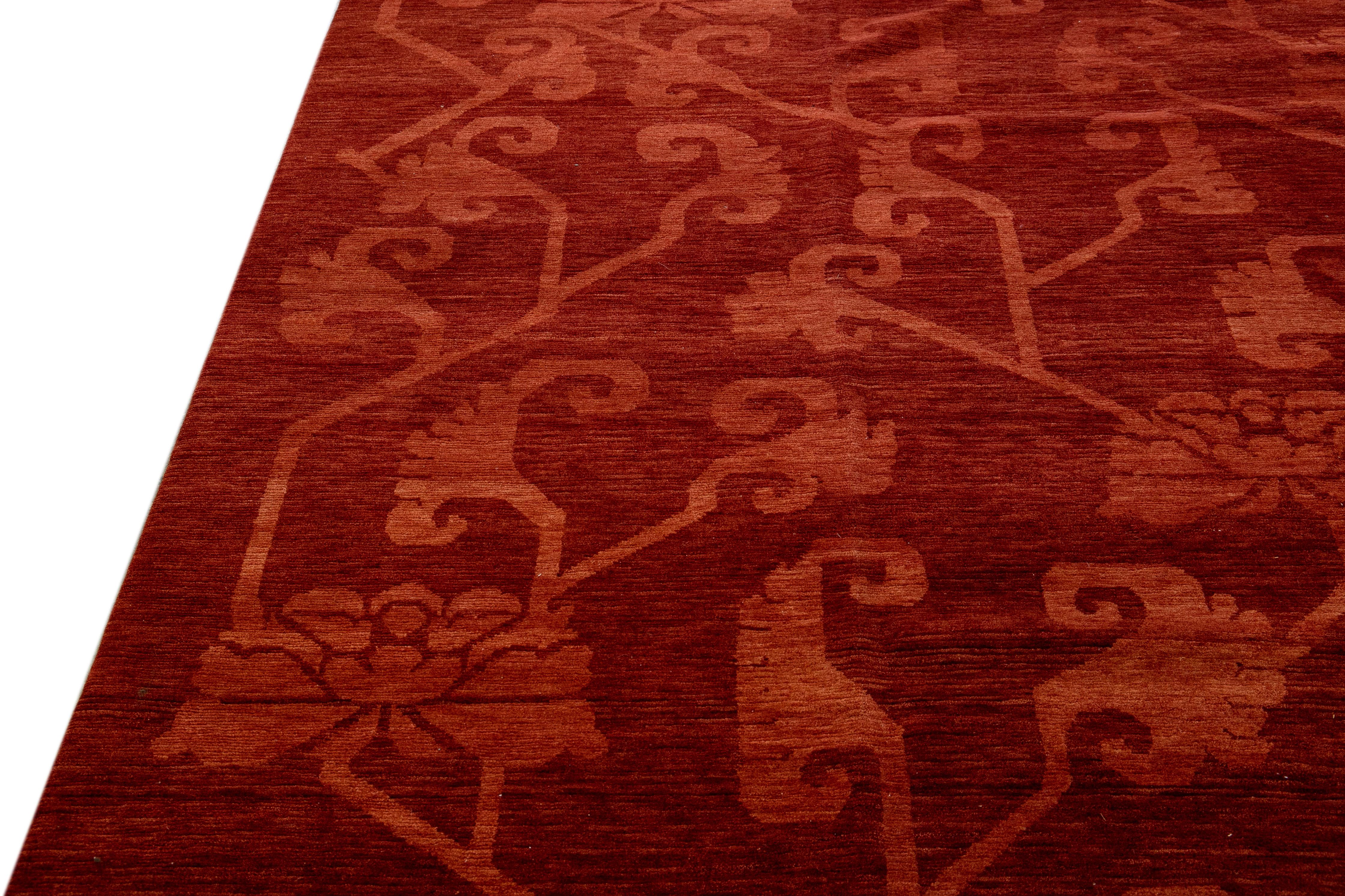 Moderner moderner tibetisch handgefertigter Teppich aus roter Wolle und Seide mit Blumenmuster im Angebot 1