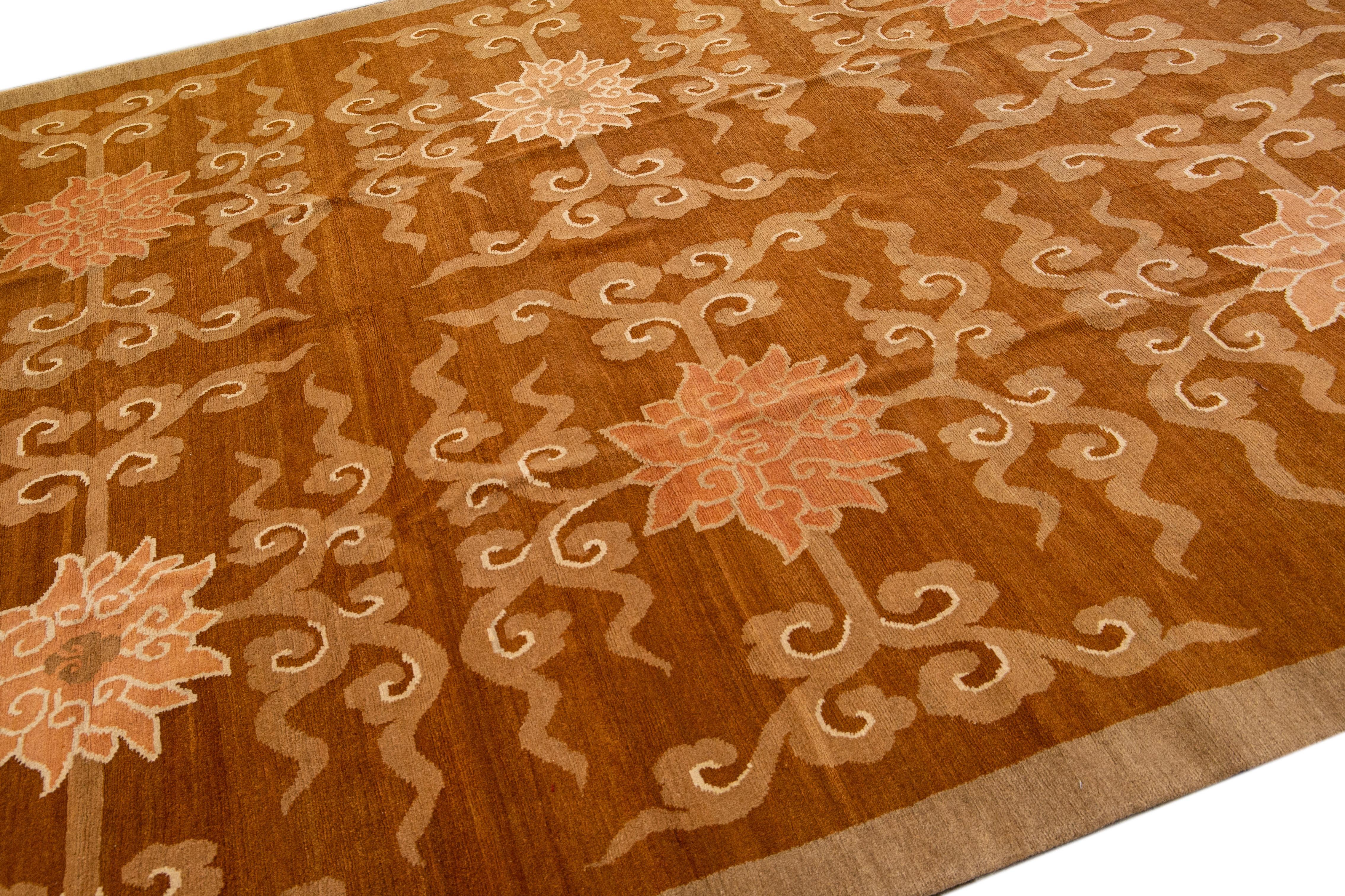 Alfombra moderna tibetana de lana y seda marrón con motivo de flor de loto hecha a mano Anudado a mano en venta