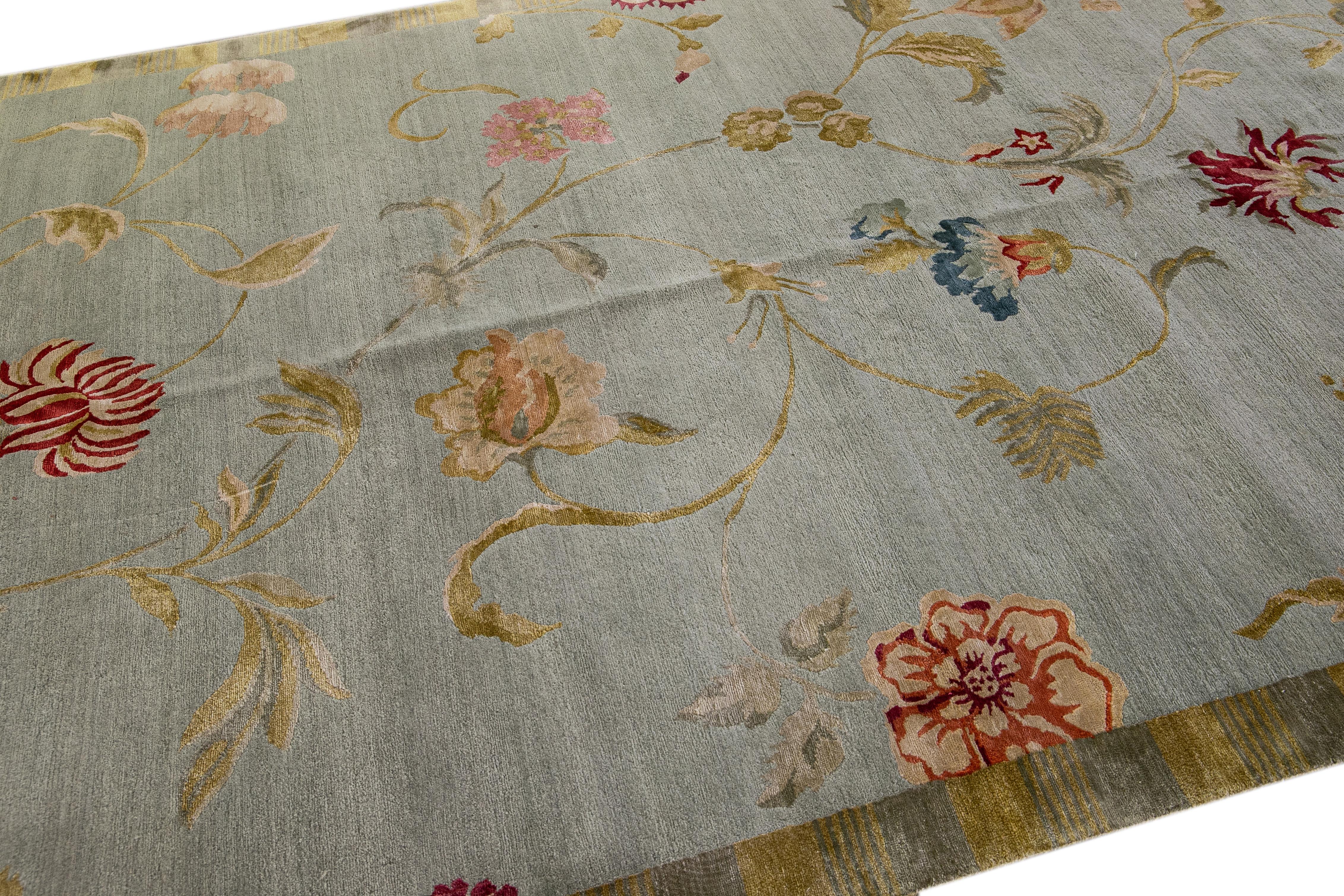 Tibétain Tapis tibétaine moderne fait à la main Lyndhurst en laine et soie grise à motif floral en vente