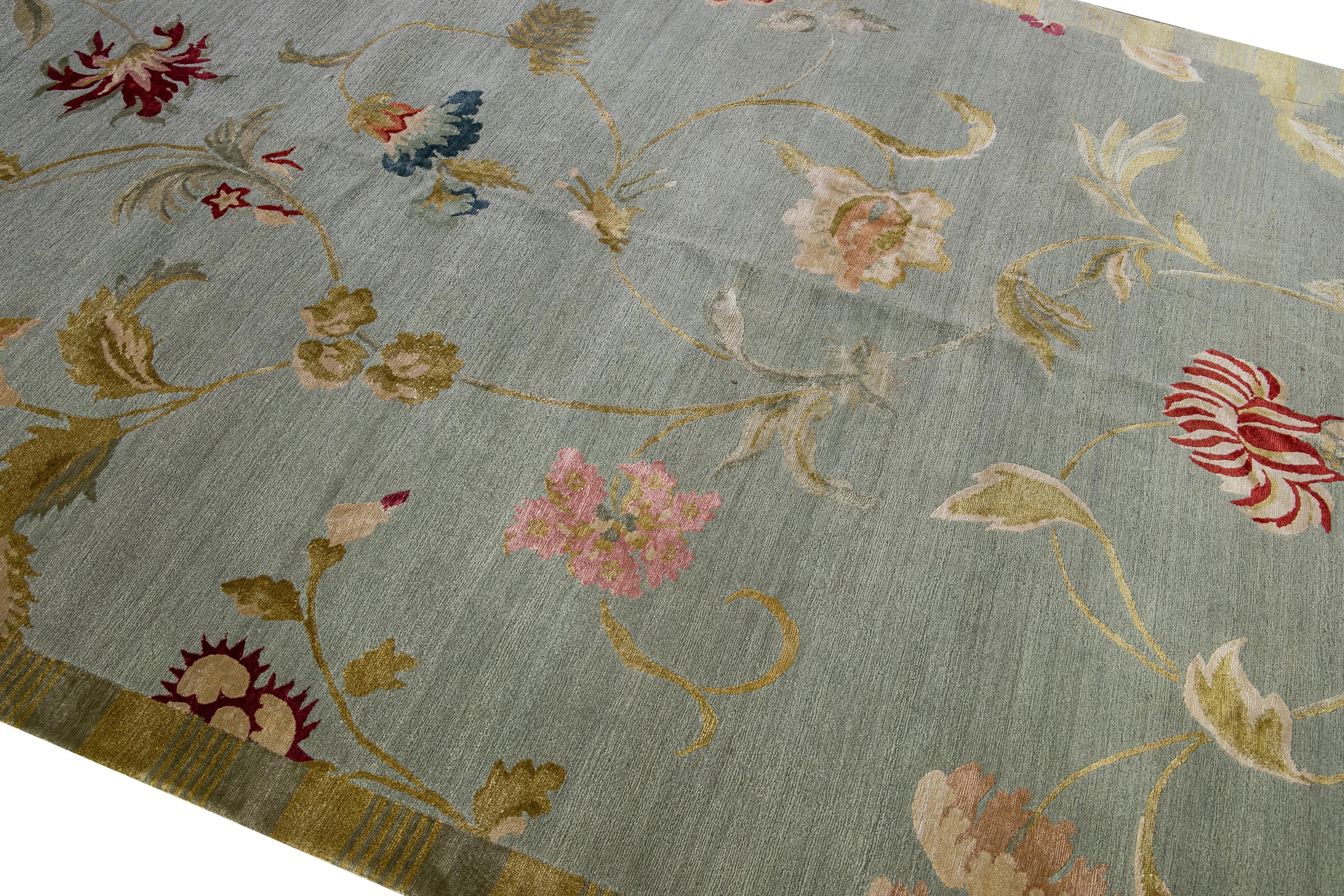 XXIe siècle et contemporain Tapis tibétaine moderne fait à la main Lyndhurst en laine et soie grise à motif floral en vente