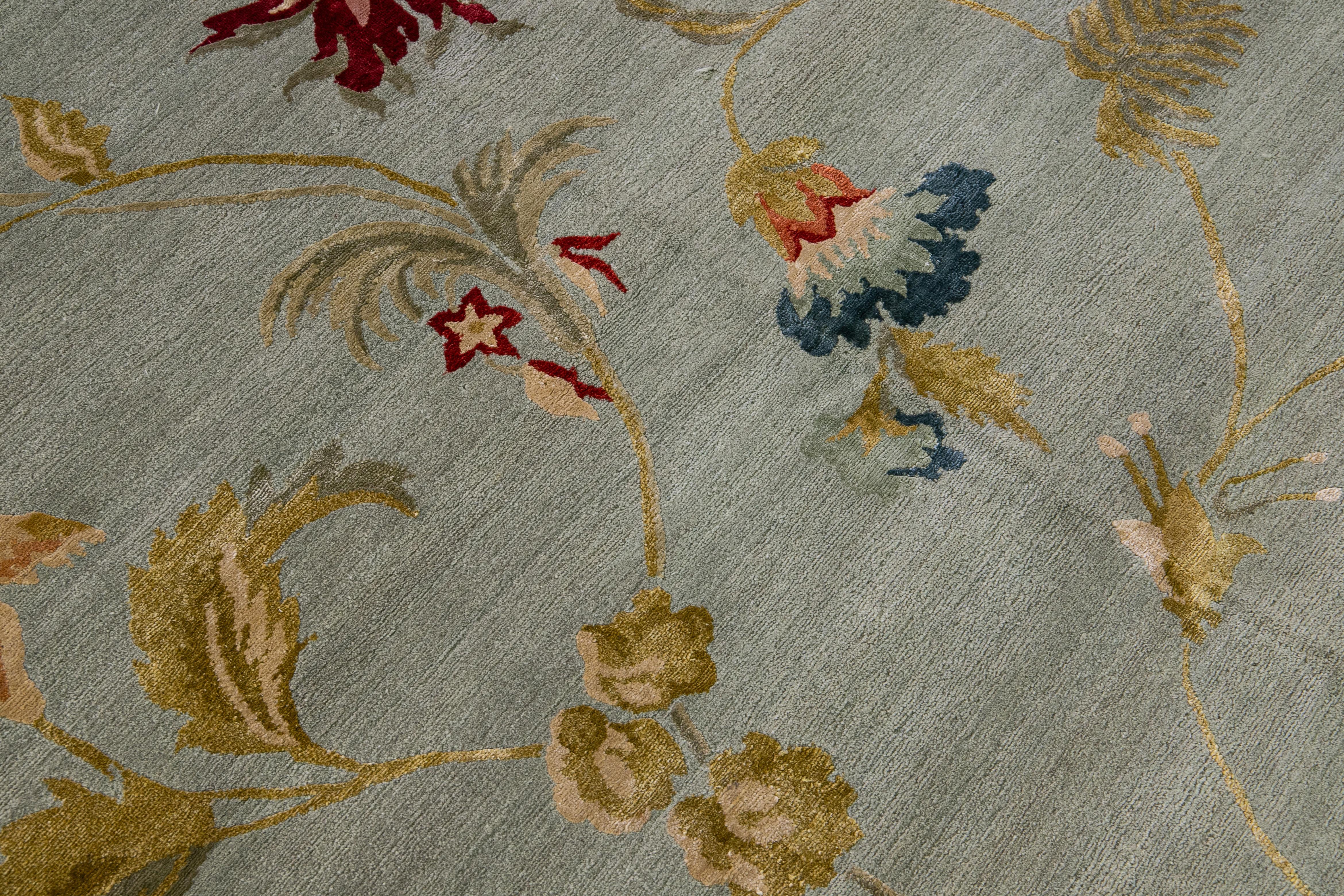 Laine Tapis tibétaine moderne fait à la main Lyndhurst en laine et soie grise à motif floral en vente