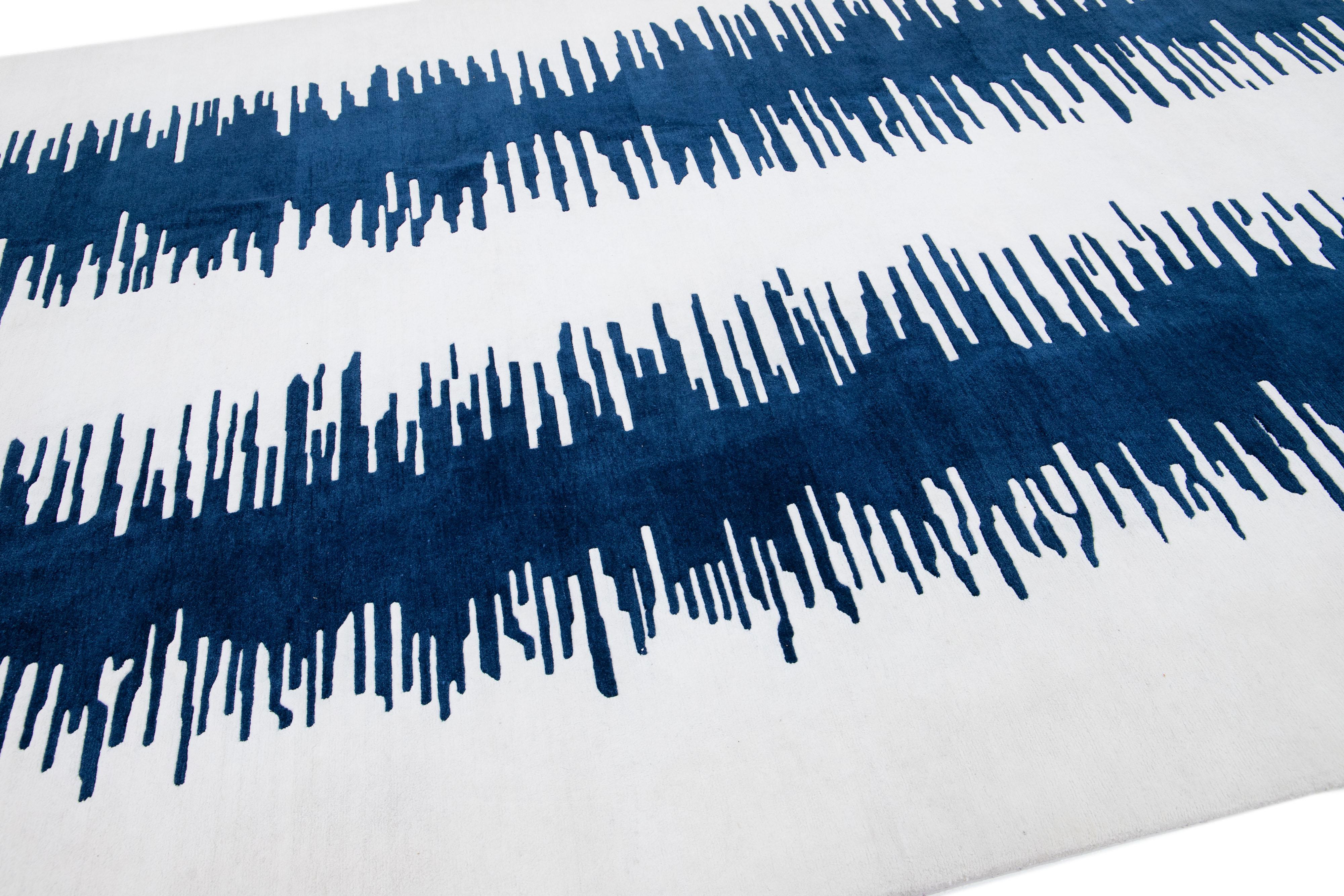 Modern Tibetan Handmade White & Blue Abstract Wool Rug In New Condition For Sale In Norwalk, CT