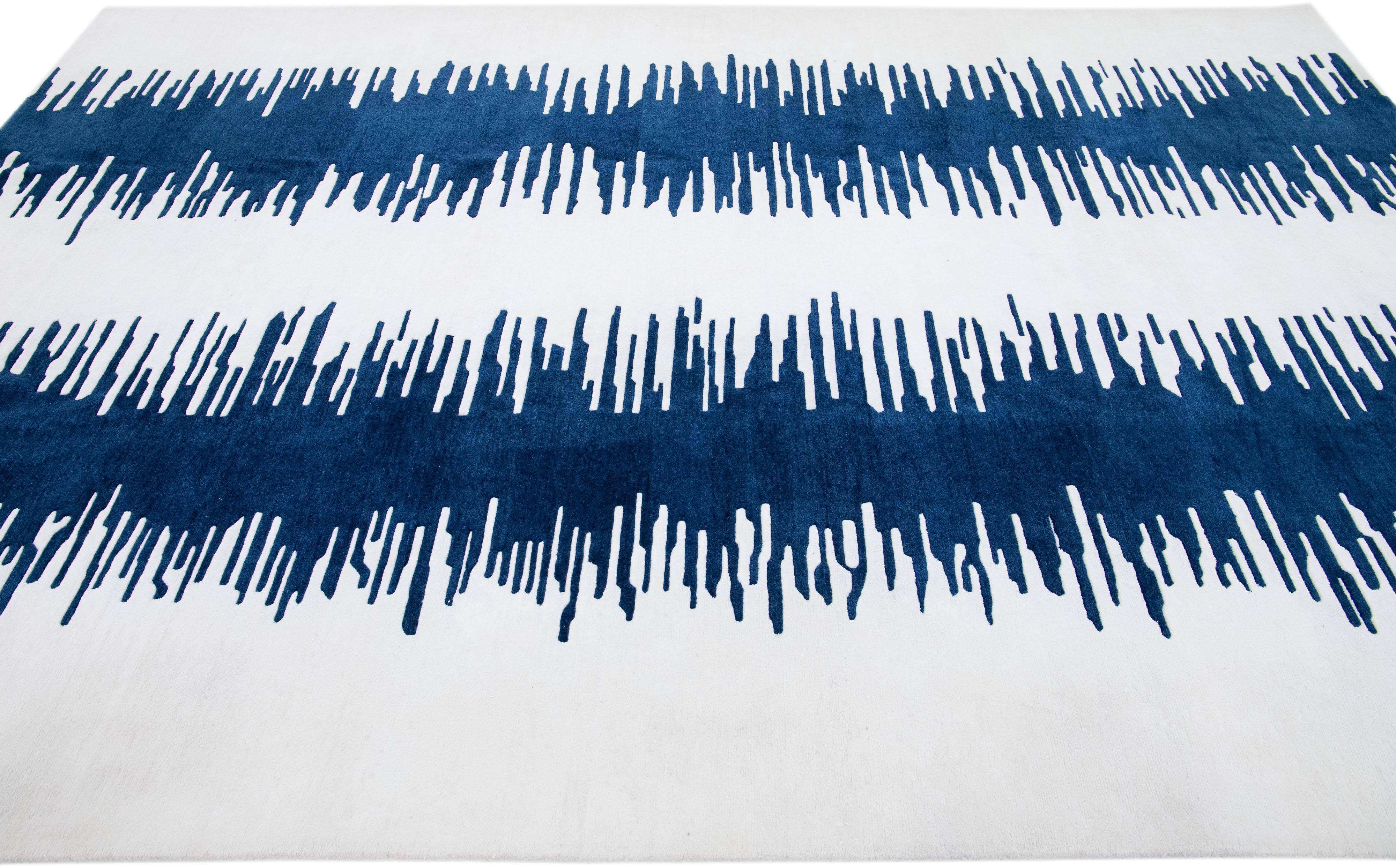 Tapis tibétain moderne en laine blanc et bleu abstrait fait à la main Neuf - En vente à Norwalk, CT