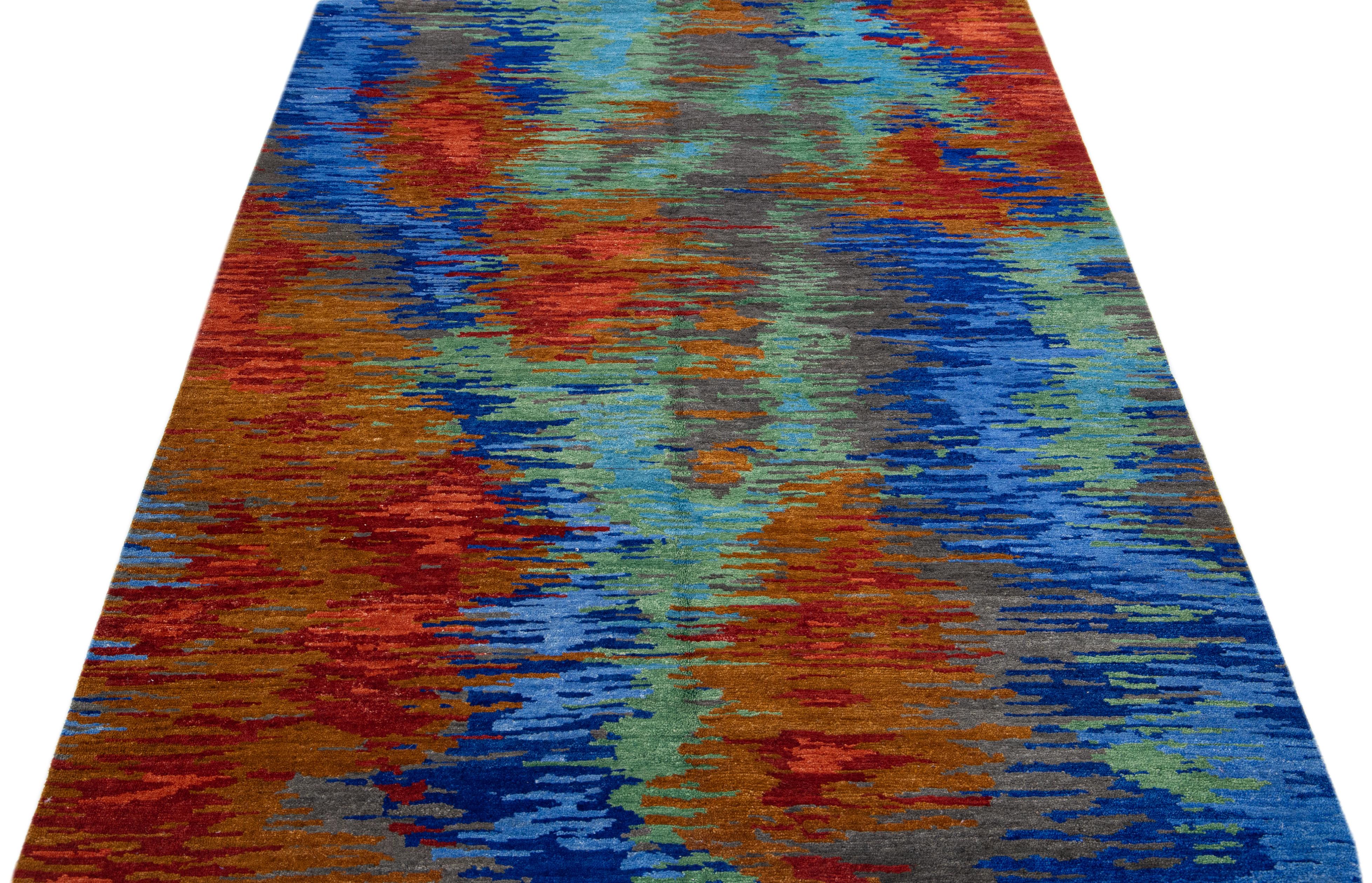 Magnifique tapis tibétain moderne noué à la main en laine et en soie. Cette pièce présente un motif abstrait multicolore.

Ce tapis mesure 6' x 9'.