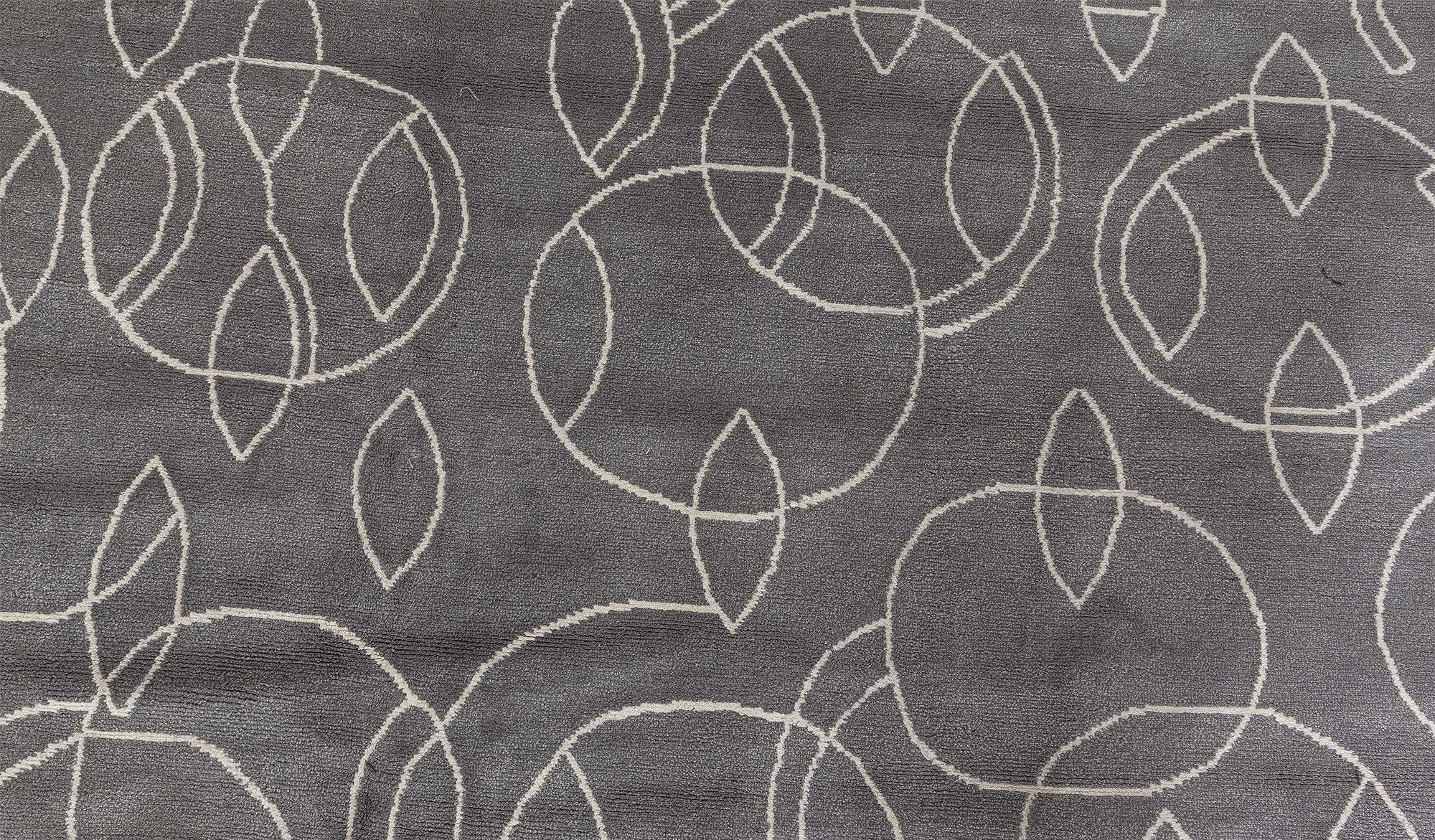 Moderner tibetischer Teppich 'Hummingbird' aus Seide und Wolle - Grandeur in Bewegung von Doris Leslie Blau, inspiriert vom Art déco
Größe: 14'10