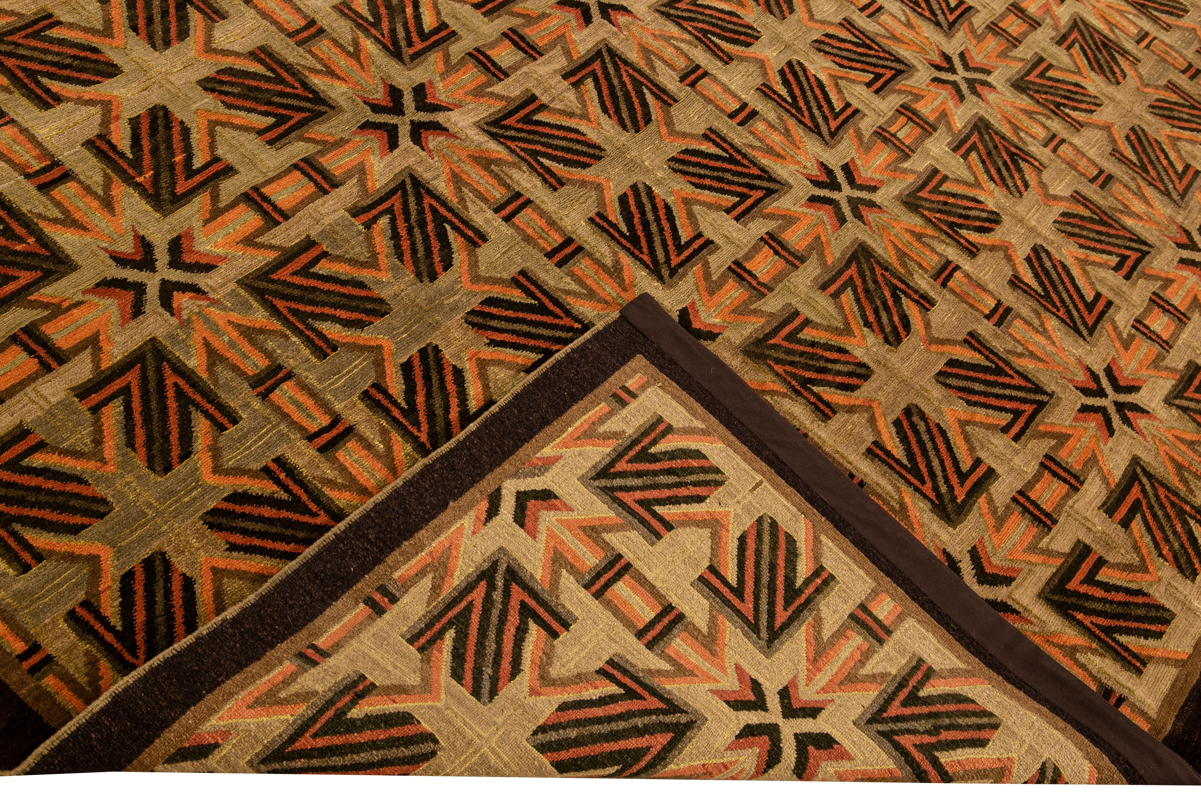 Bellissimo tappeto tibetano moderno annodato a mano in lana e seta con campo marrone. Questo tappeto tibetano presenta accenti cooper, marroni e arancioni in uno splendido disegno geometrico astratto all-over.

Questo tappeto misura 9'3