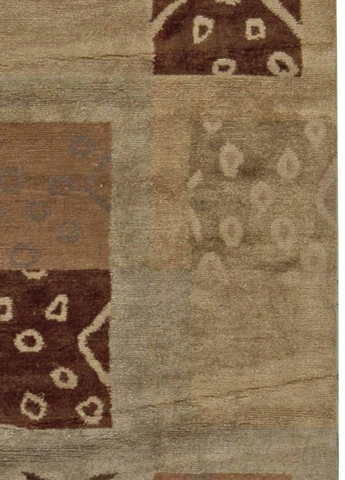Moderner tibetischer Patchwork-Teppich in Erdtönen von Doris Leslie Blau (21. Jahrhundert und zeitgenössisch) im Angebot