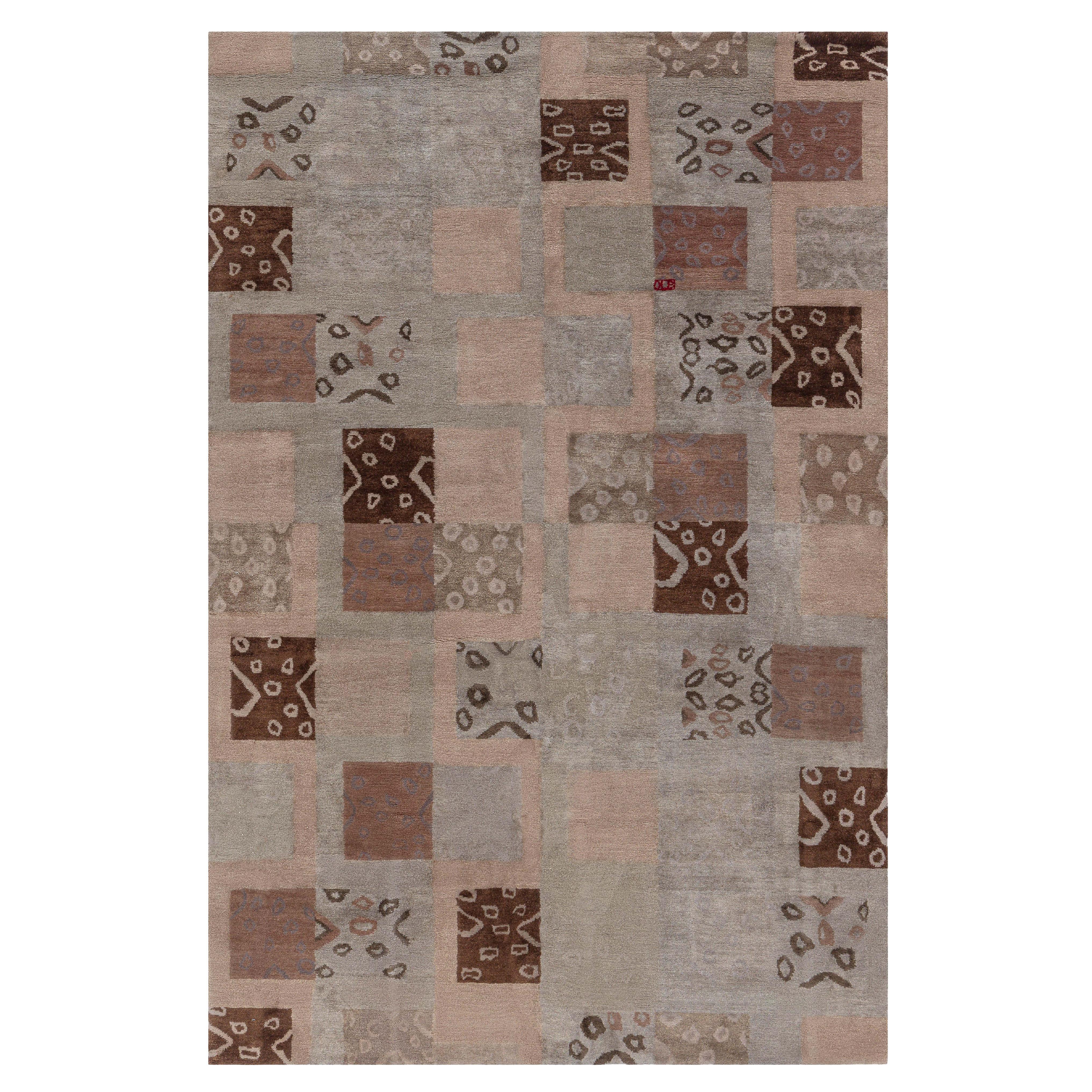 Moderner tibetischer Patchwork-Teppich in Erdtönen von Doris Leslie Blau