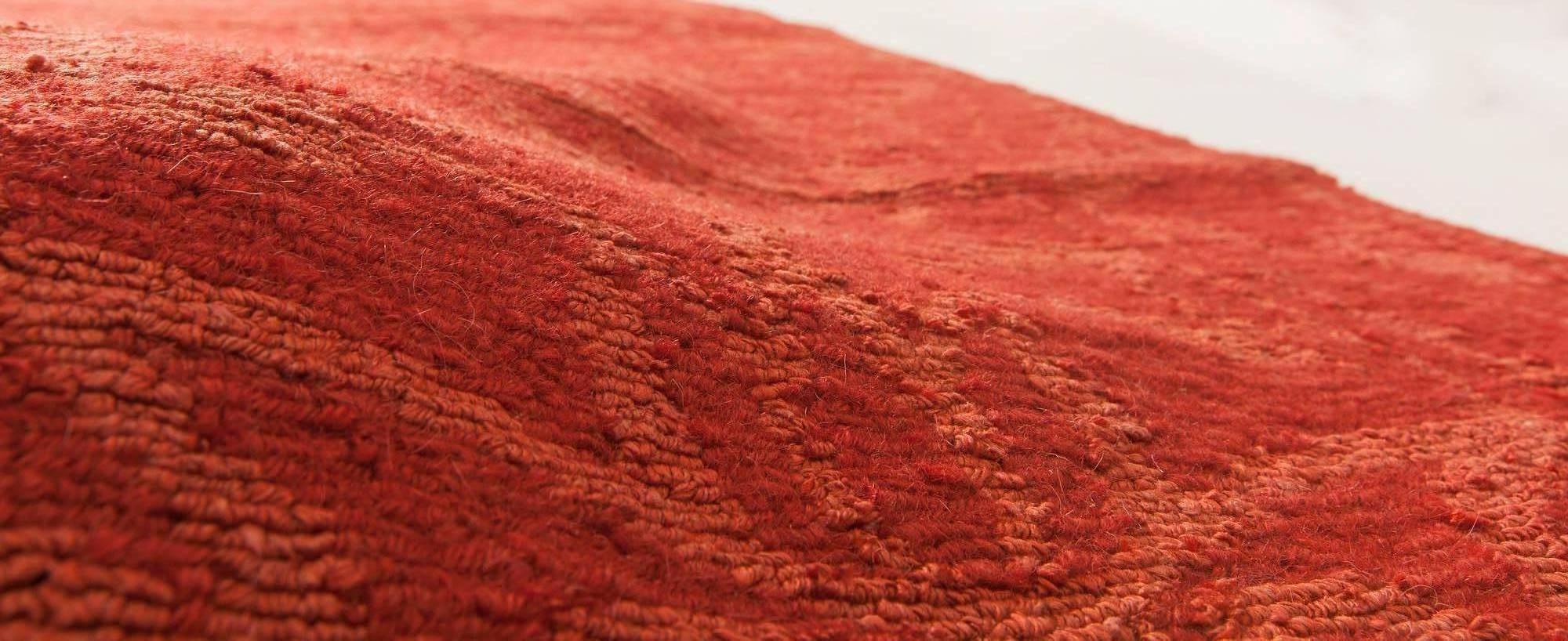 Tapis moderne tibétain en laine rouge et fleuri fait main par Doris Leslie Blau.
Taille : 8'0