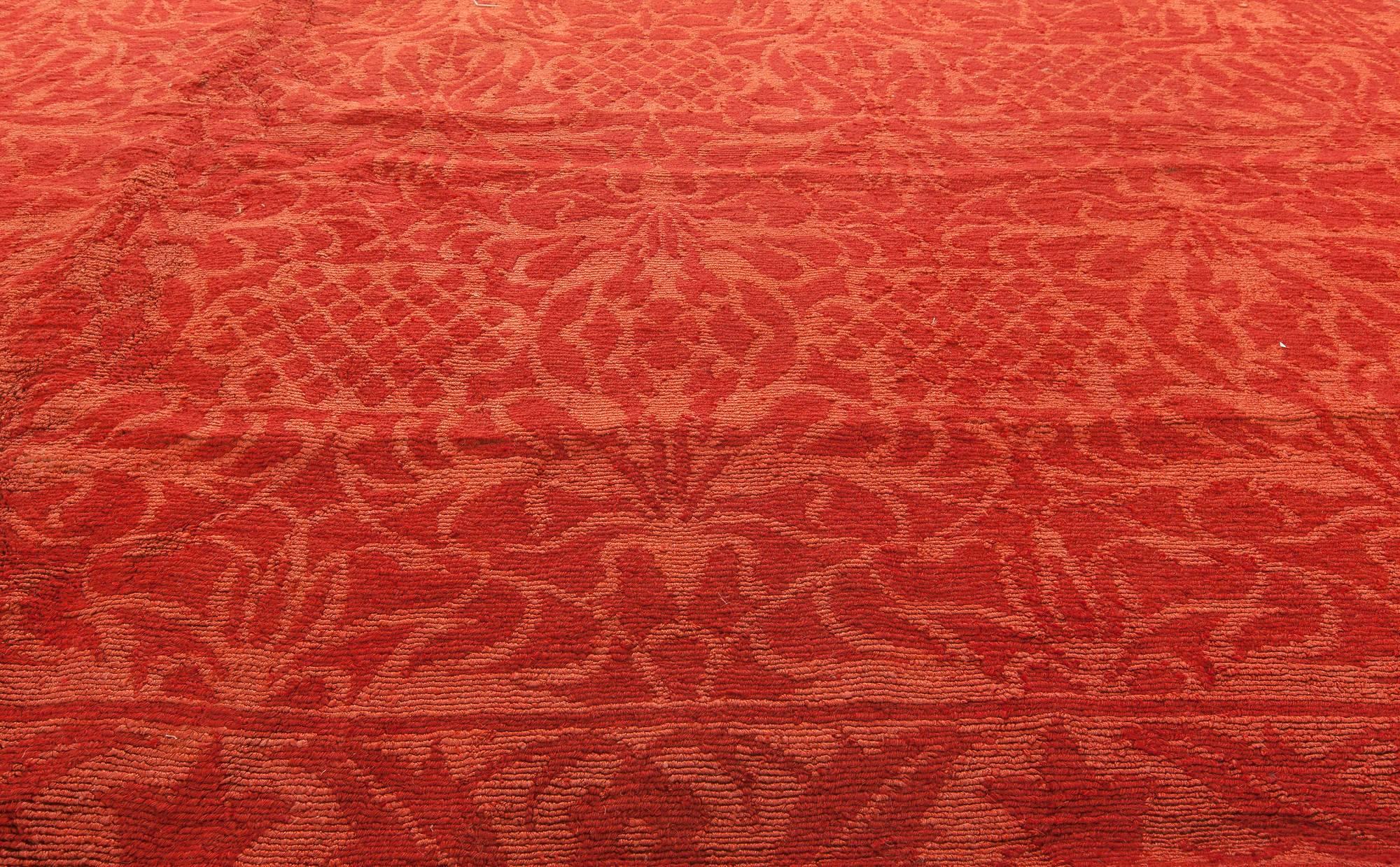 Noué à la main Tapis moderne tibétain rouge à fleurs en laine fait à la main par Doris Leslie Blau en vente