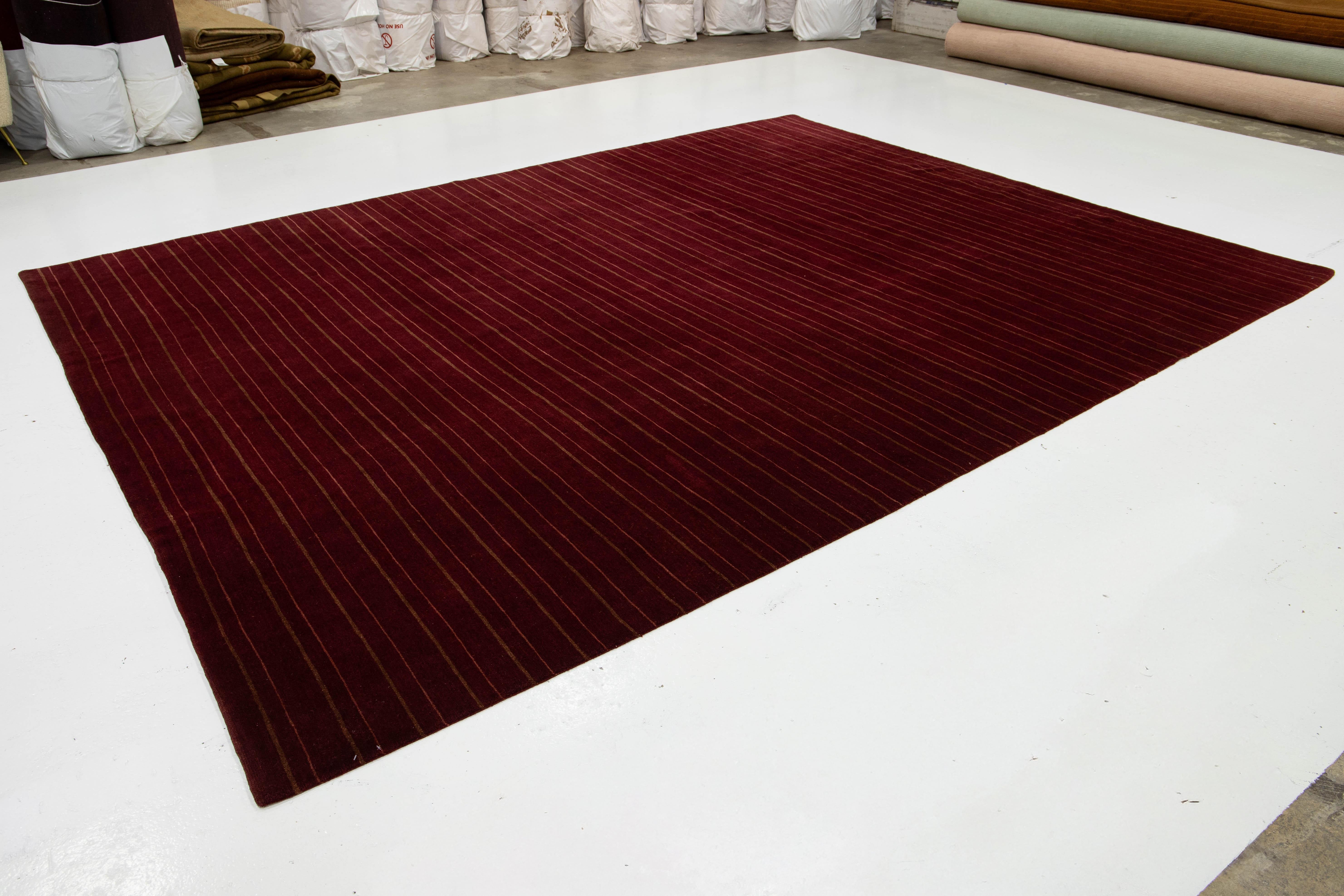 Moderne Tapis tibétain moderne en laine et soie à motifs rayés de couleur rouge en vente