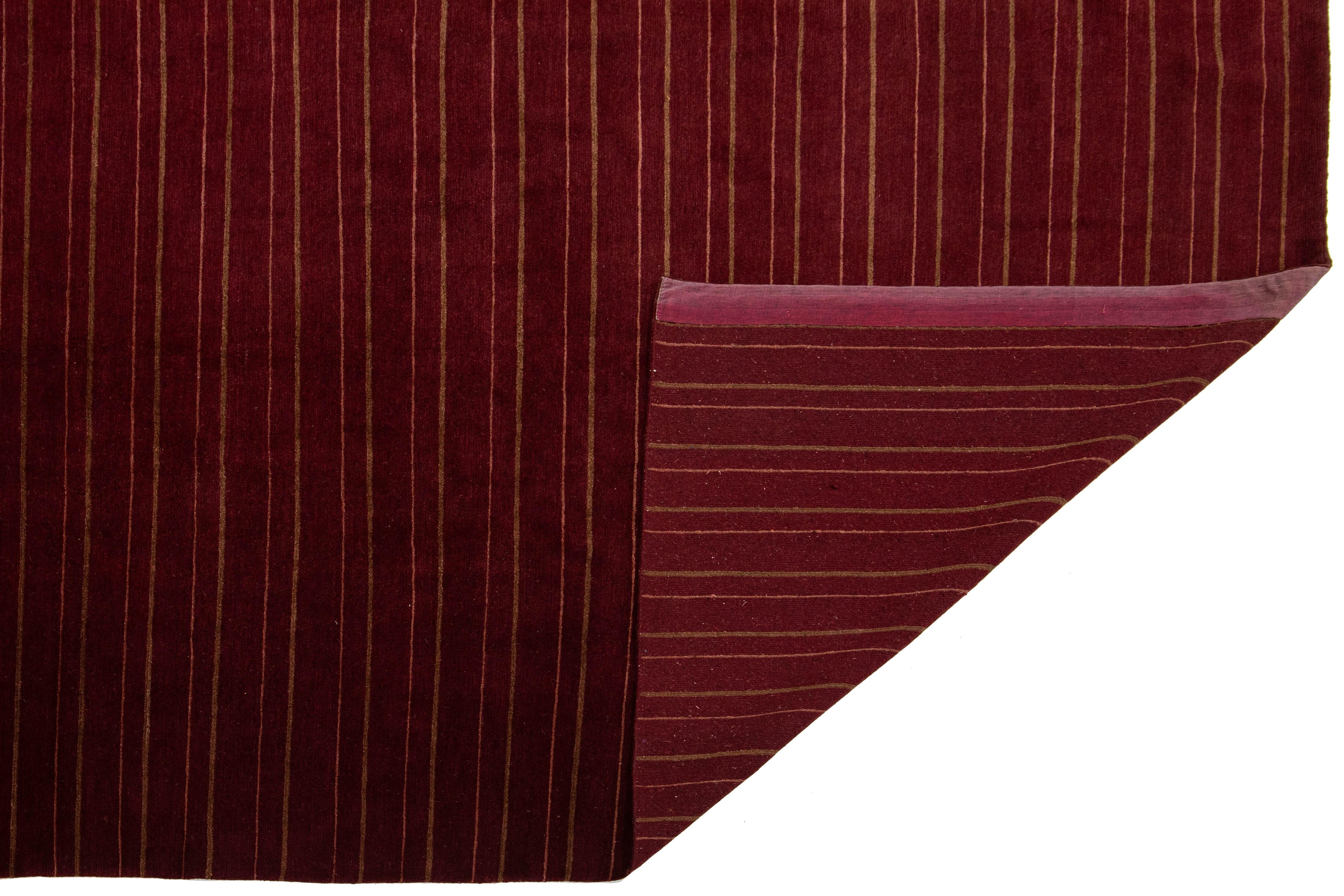 Népalais Tapis tibétain moderne en laine et soie à motifs rayés de couleur rouge en vente