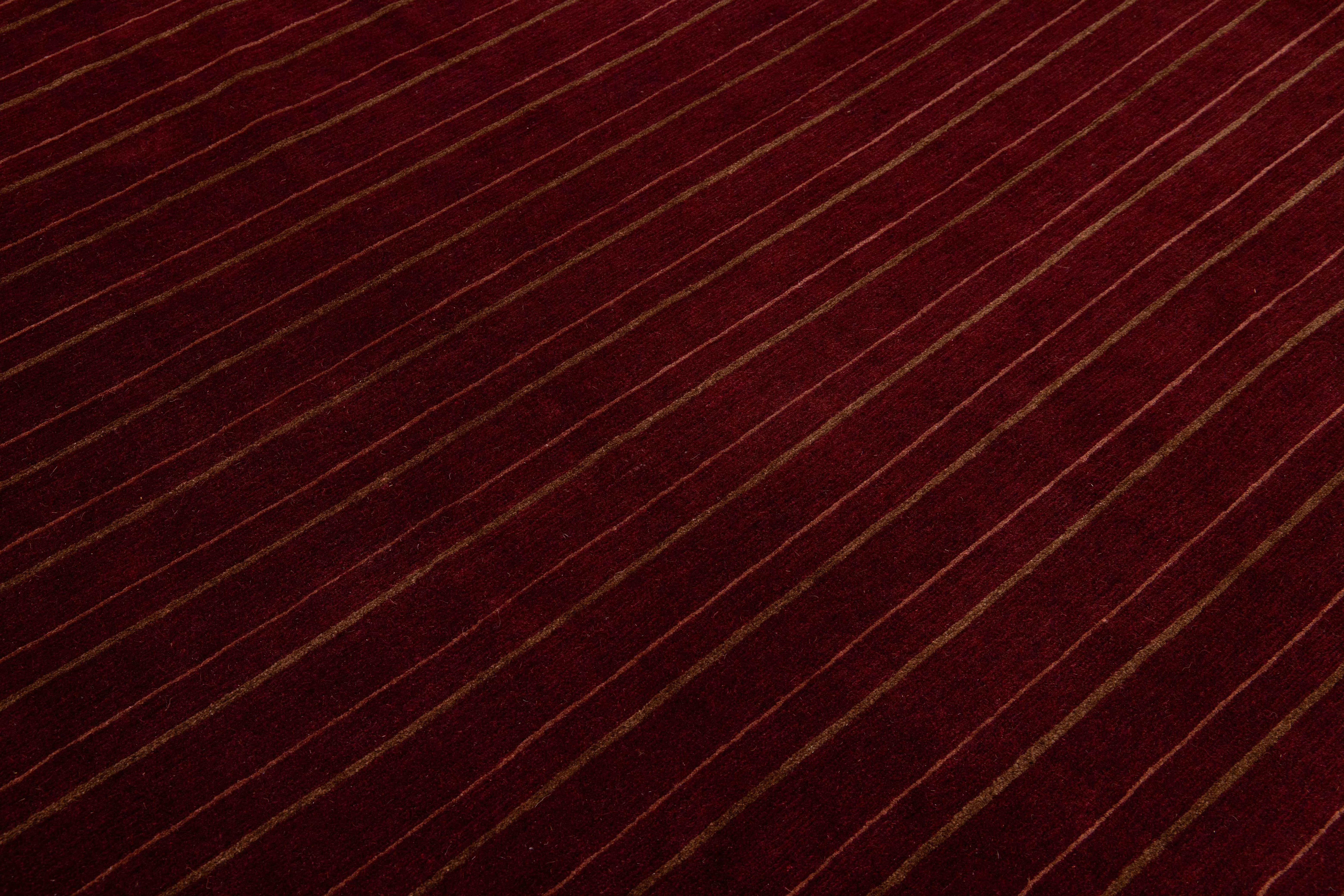 Noué à la main Tapis tibétain moderne en laine et soie à motifs rayés de couleur rouge en vente