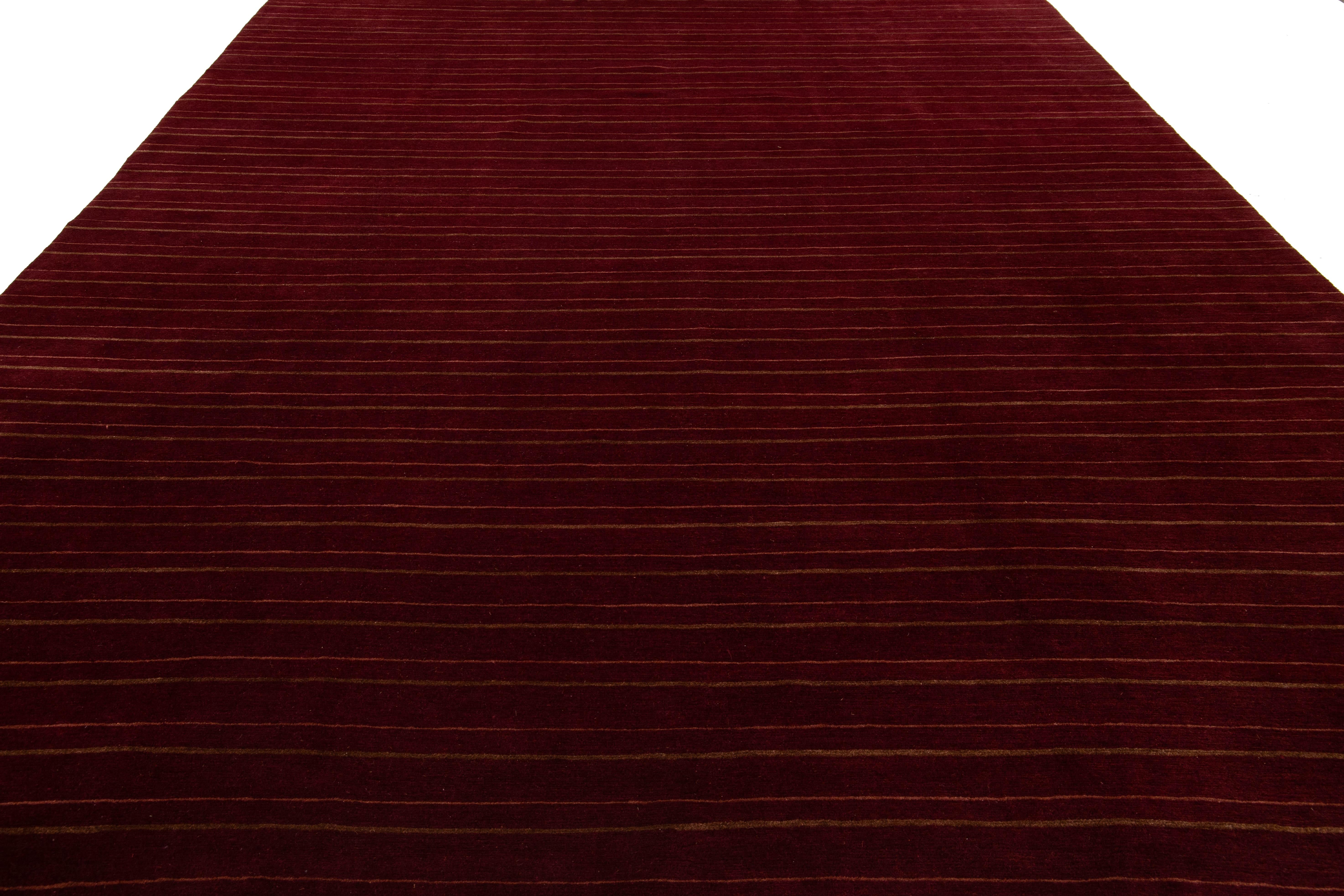 Tapis tibétain moderne en laine et soie à motifs rayés de couleur rouge Neuf - En vente à Norwalk, CT