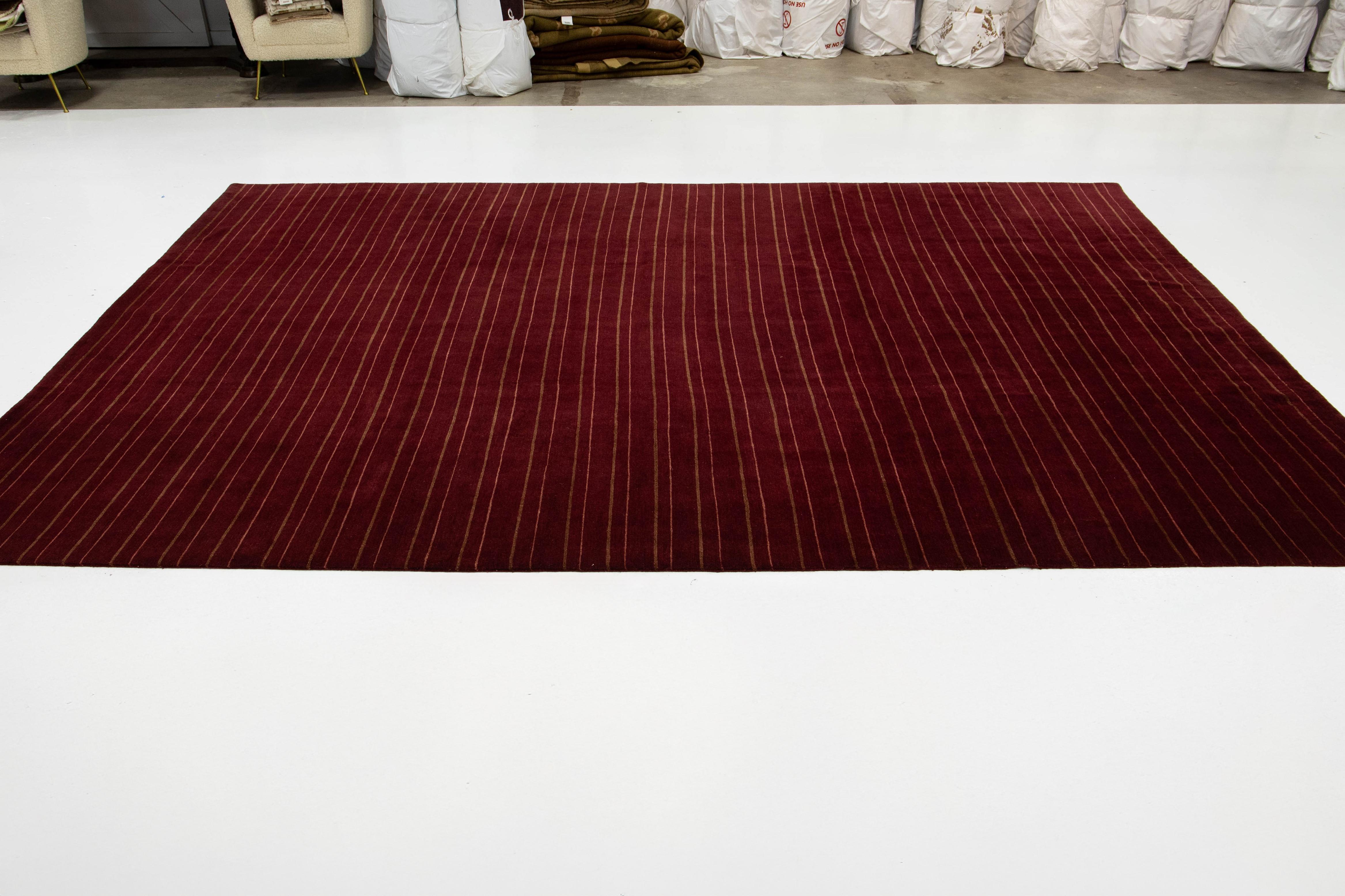 Laine Tapis tibétain moderne en laine et soie à motifs rayés de couleur rouge en vente