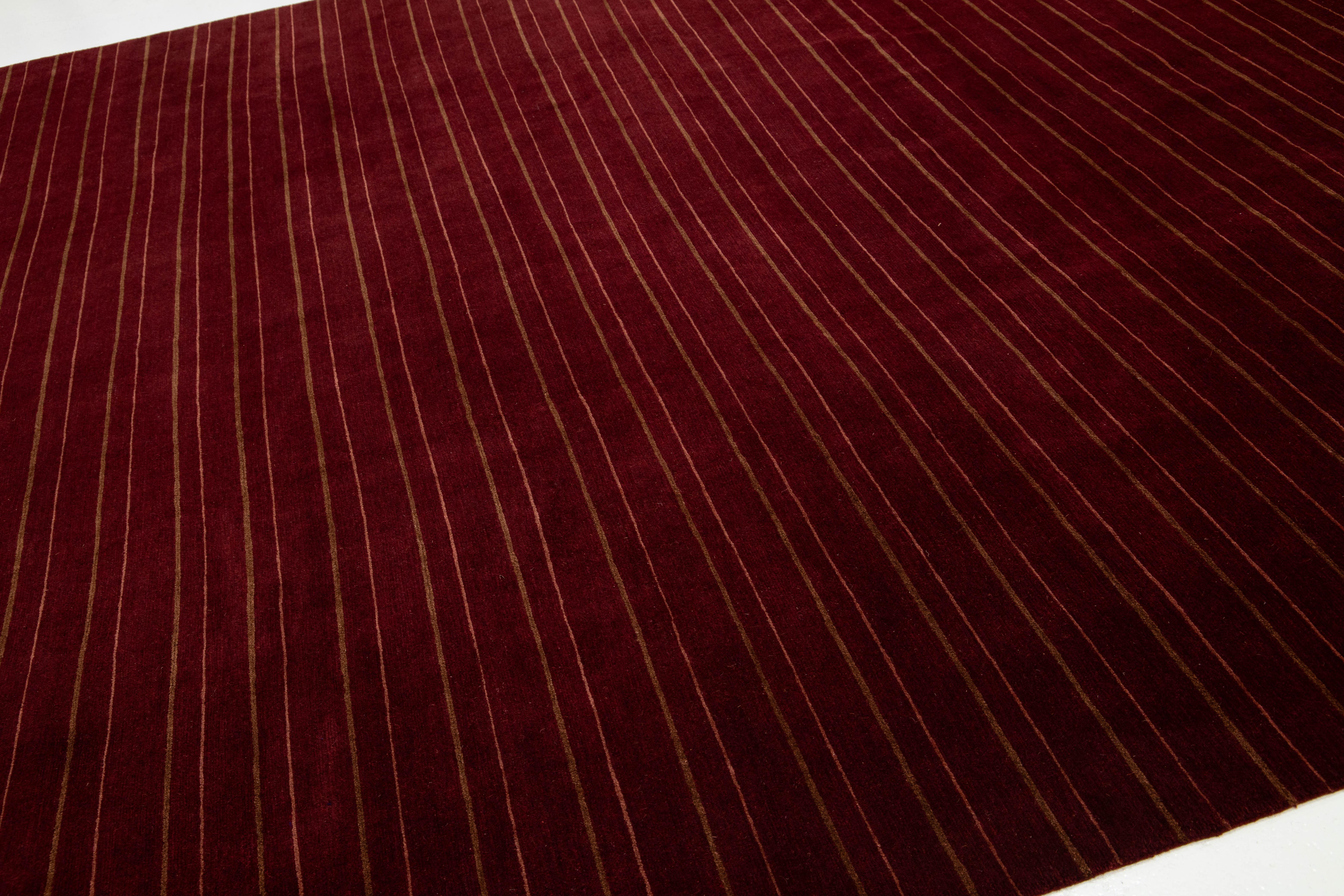 Tapis tibétain moderne en laine et soie à motifs rayés de couleur rouge en vente 1