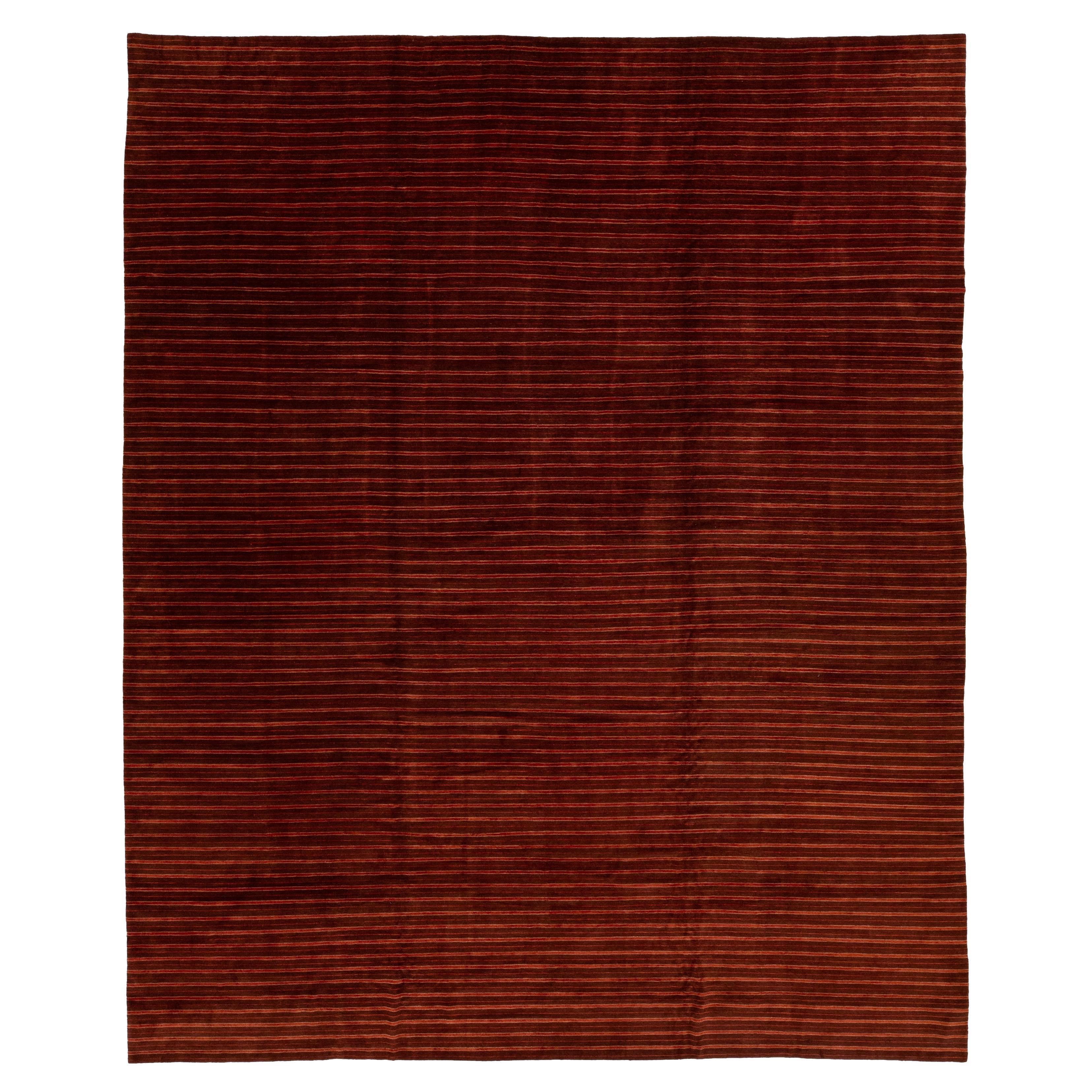 Tappeto moderno in lana e seta tibetana di colore borgogna con disegno a righe