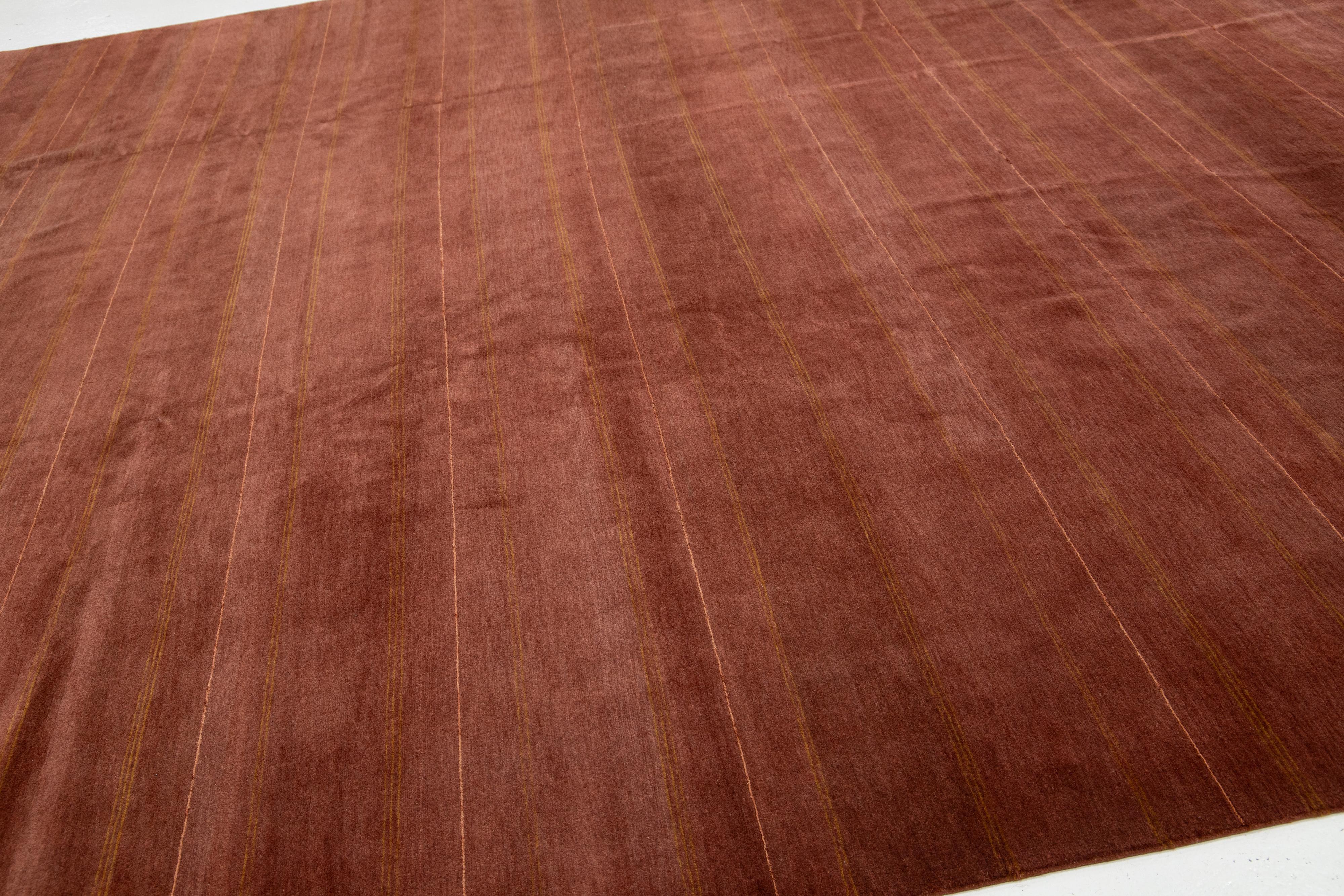 Noué à la main Tapis tibétain moderne en laine et soie à motifs de rayures en terre cuite en vente