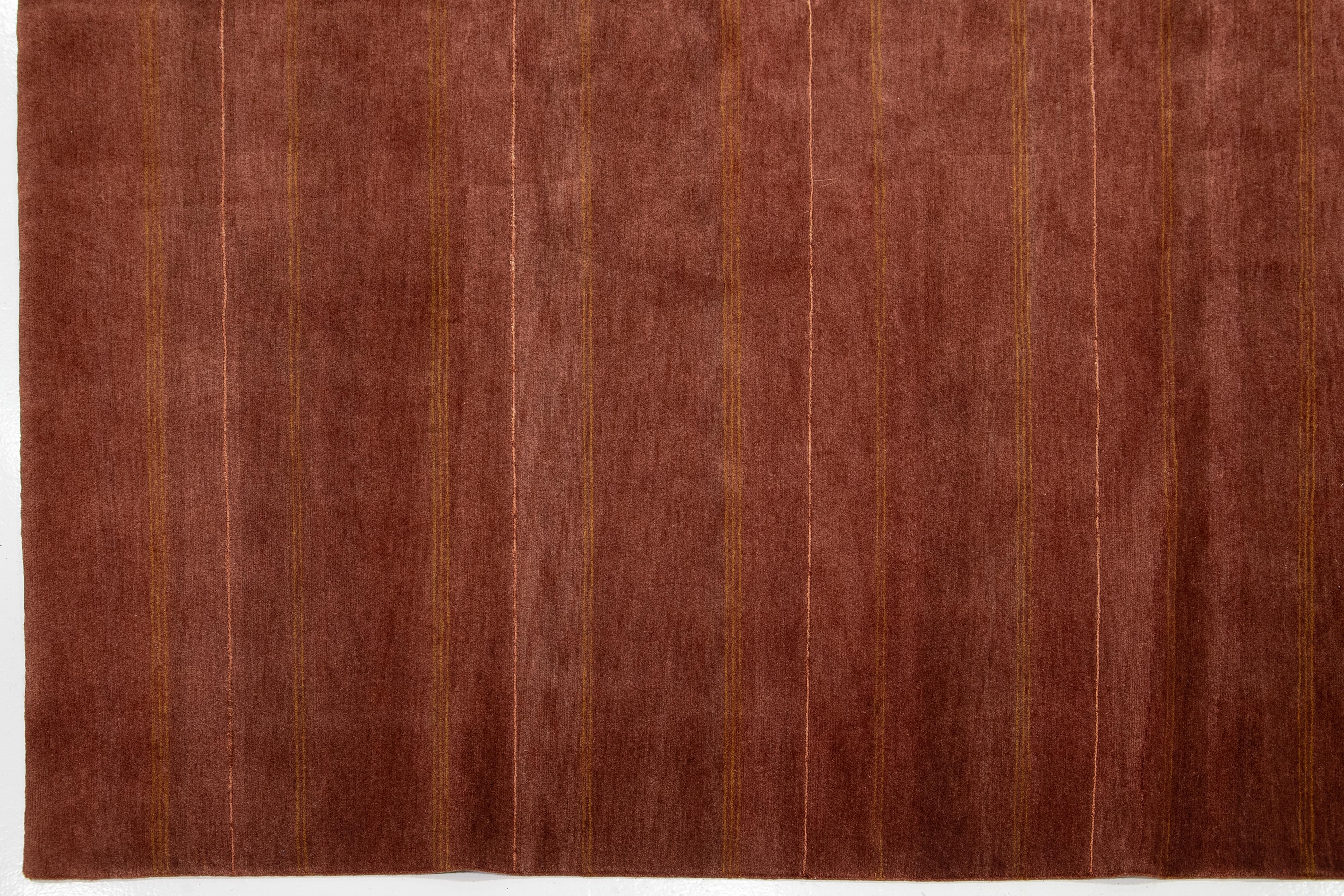 Tapis tibétain moderne en laine et soie à motifs de rayures en terre cuite Neuf - En vente à Norwalk, CT