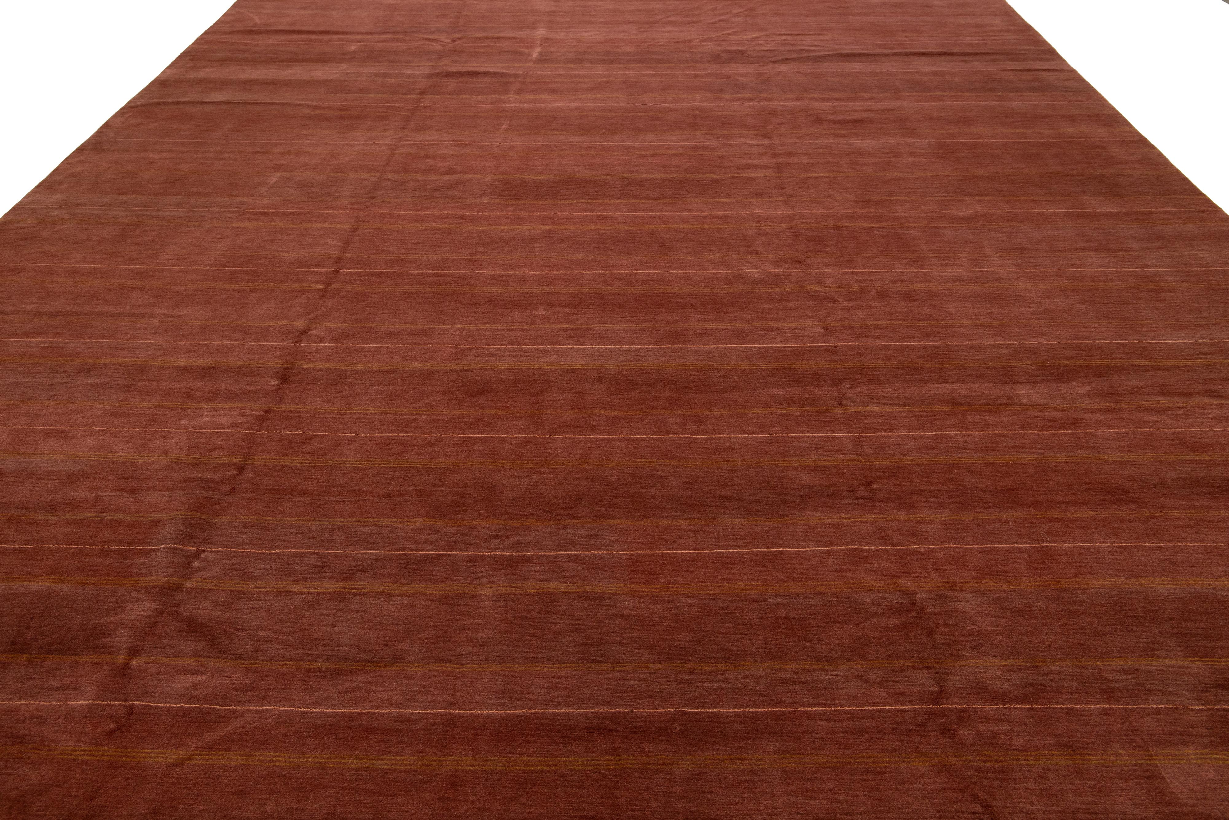XXIe siècle et contemporain Tapis tibétain moderne en laine et soie à motifs de rayures en terre cuite en vente