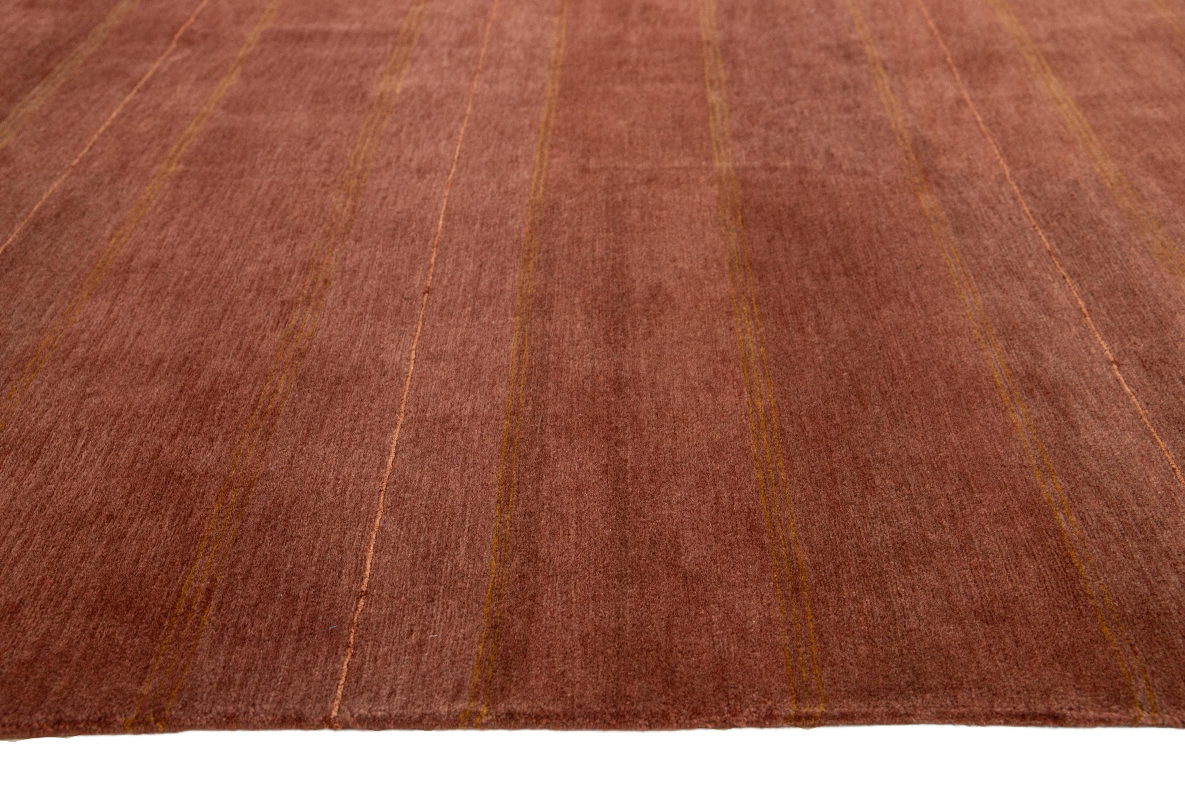 Tapis tibétain moderne en laine et soie à motifs de rayures en terre cuite en vente 1