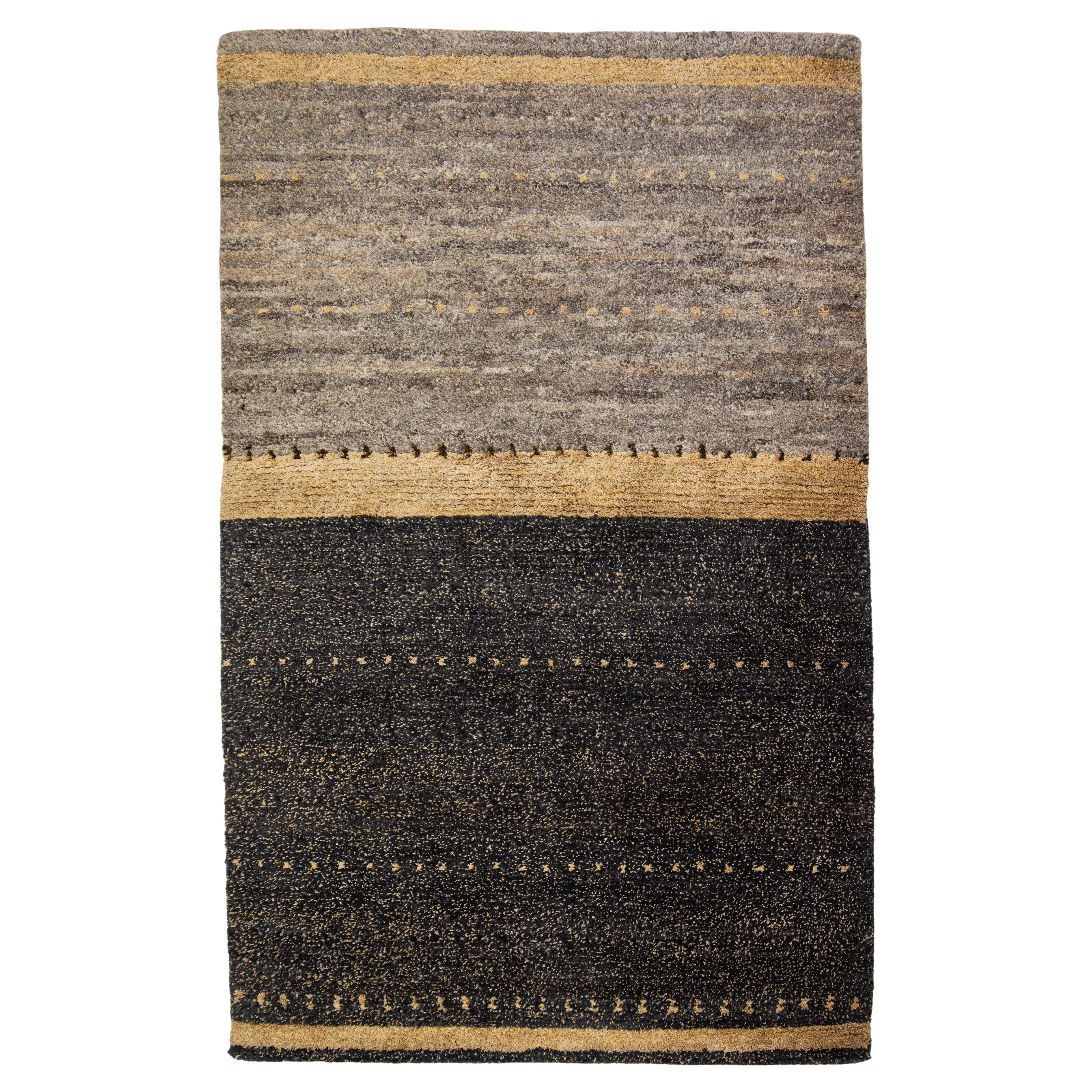 Moderner tibetischer Teppich aus Wolle und Saum in Grau mit linearem Design