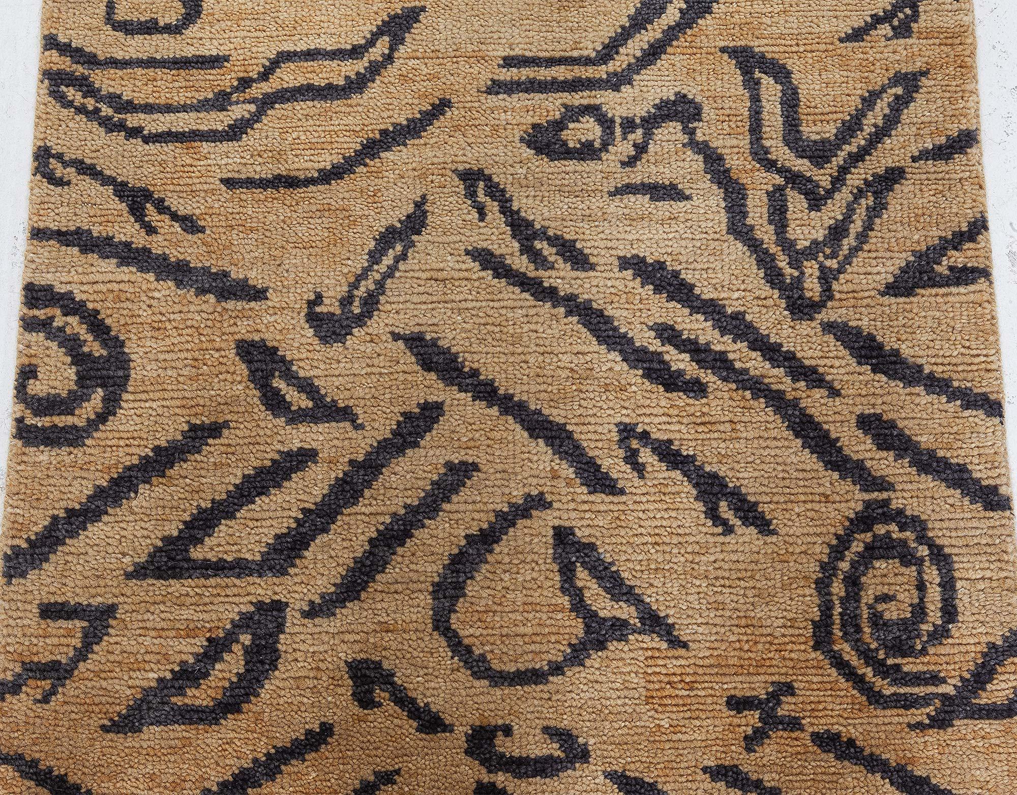 Tapis moderne en laine tibétaine avec motif abstrait de tigre et bordure en forme de clé grecque par Doris Leslie Blau
Taille : 60 × 91 cm (2'0