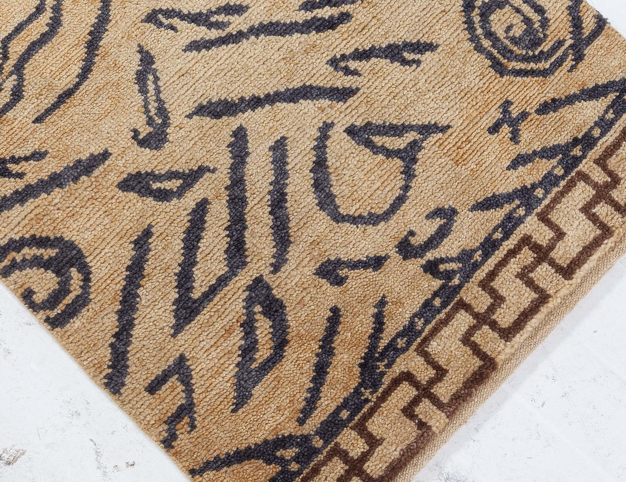 Népalais Tapis moderne en laine tibétaine avec motif abstrait de tigre et grec par Doris Leslie Blau en vente