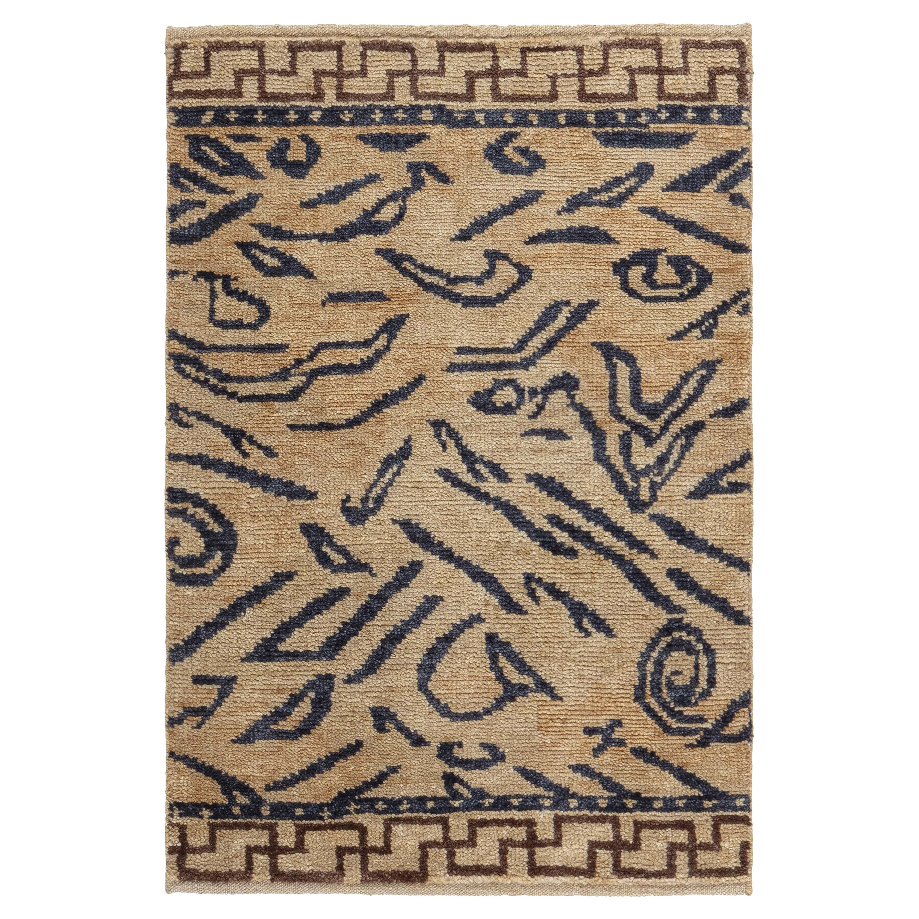 Moderner tibetischer Wollteppich mit abstraktem Tigermotiv und Griechisch von Doris Leslie Blau