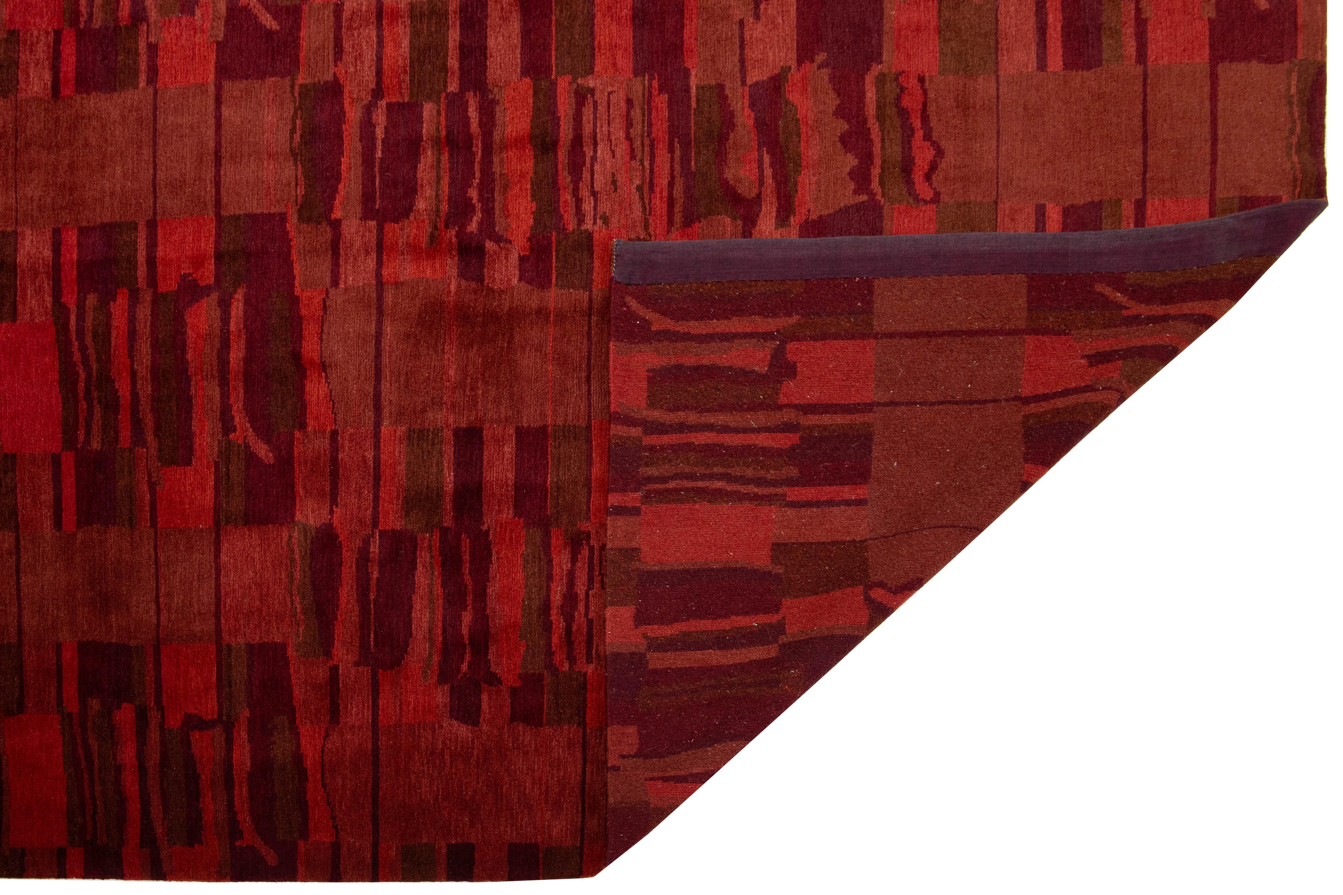 Moderne tibetische Wolle & Seide Zimmer Größe Teppich in rot mit abstrakten Design (Nepalesisch) im Angebot
