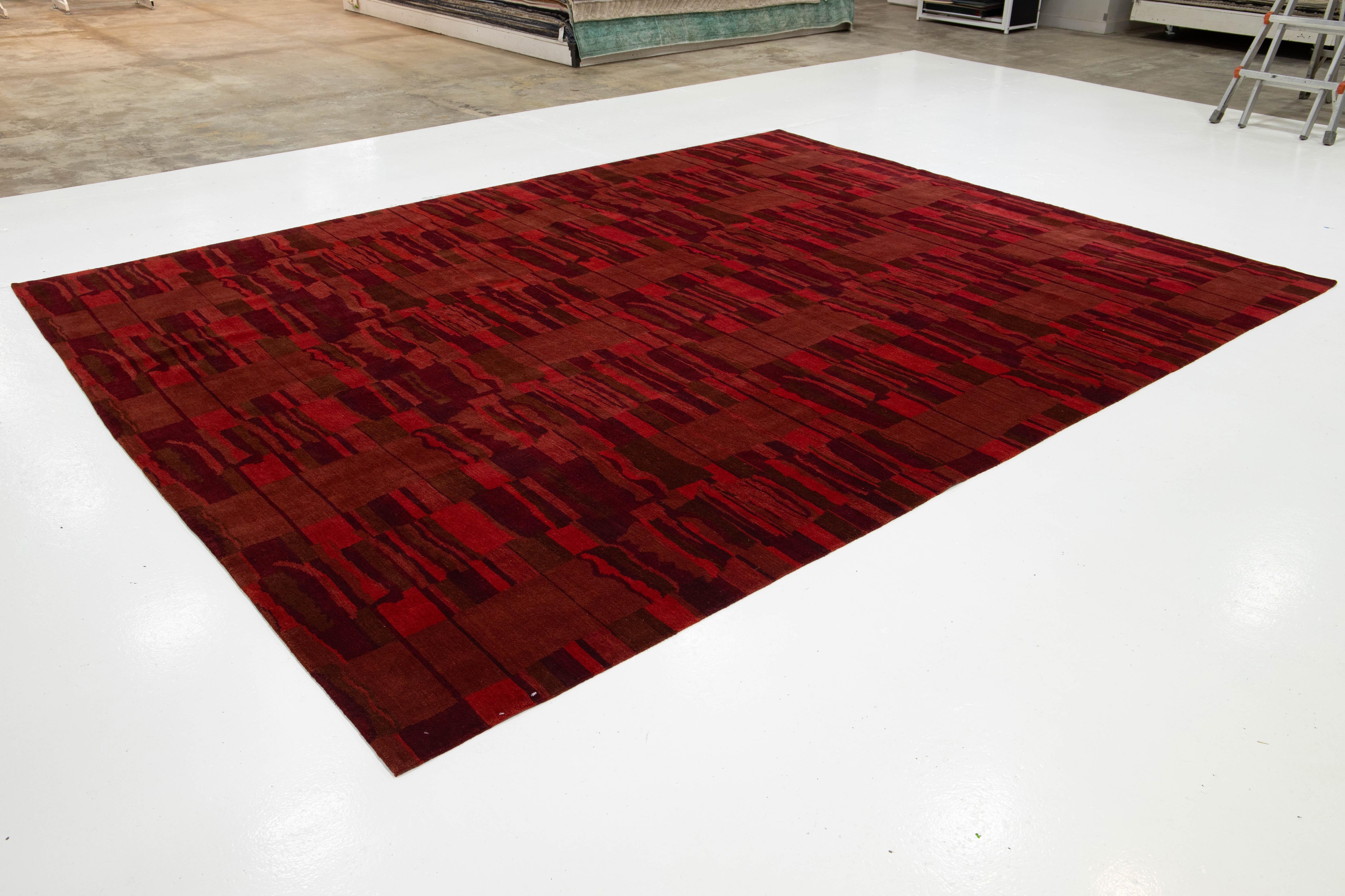 Moderne tibetische Wolle & Seide Zimmer Größe Teppich in rot mit abstrakten Design (Handgeknüpft) im Angebot