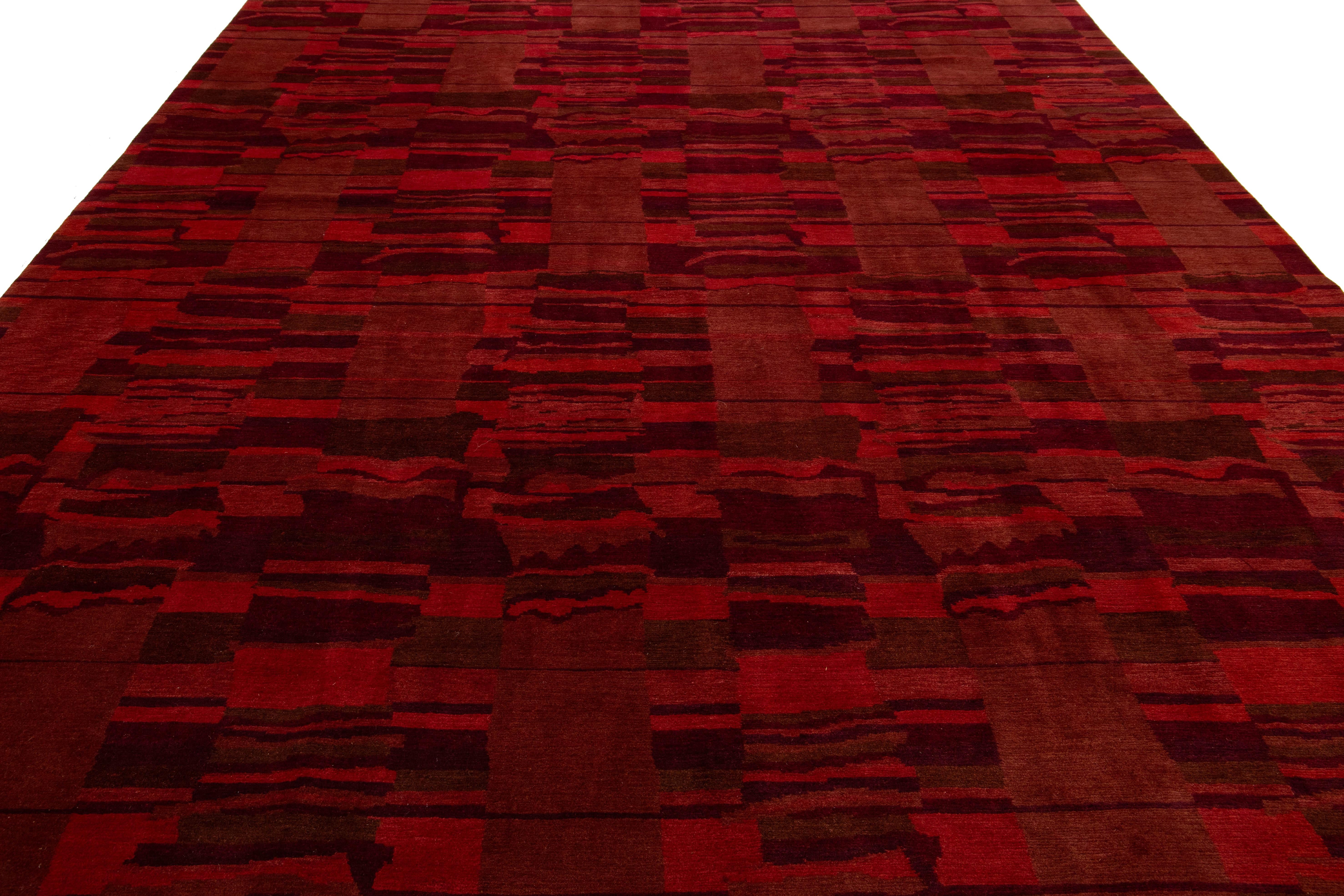Moderne tibetische Wolle & Seide Zimmer Größe Teppich in rot mit abstrakten Design (21. Jahrhundert und zeitgenössisch) im Angebot