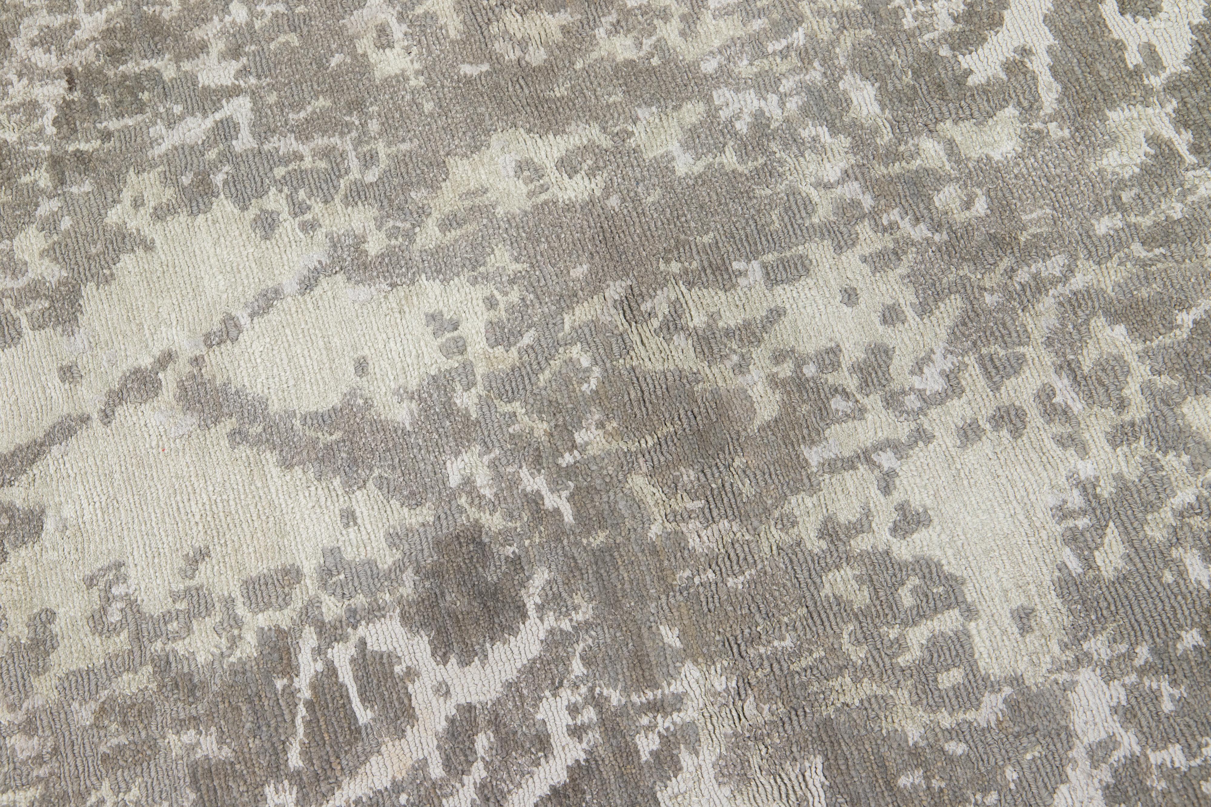 Moderner tibetischer Teppich aus Wolle und Seide in Grau und Beige mit abstraktem Design (Nepalesisch) im Angebot