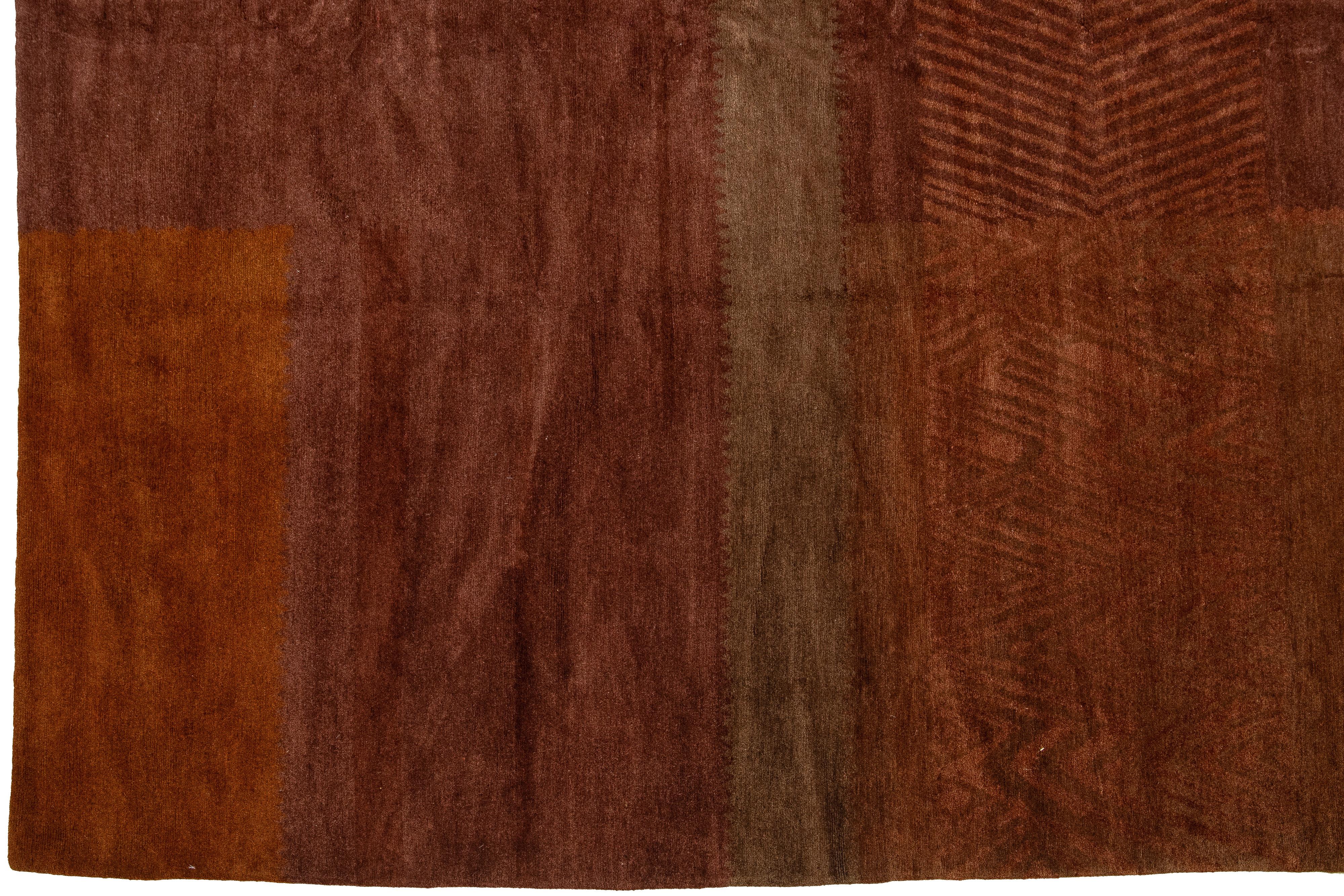 Moderner tibetischer Teppich aus Wolle und Seide mit geometrischem Muster in Rostfarbe im Zustand „Neu“ im Angebot in Norwalk, CT