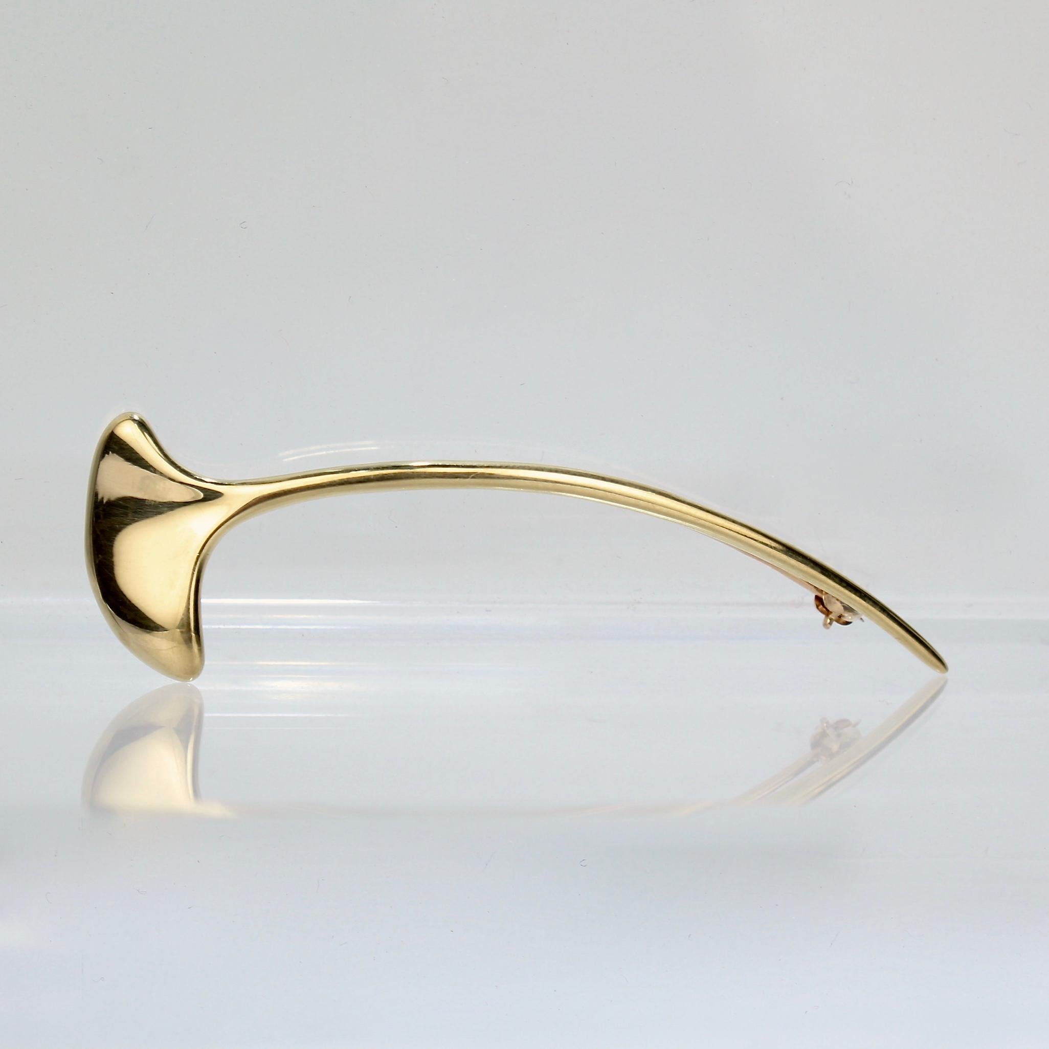 A wonderful Tiffany & Co. brooch.

In the form of a stylized gingko leaf and fashioned in 18K gold.

Marked to the reverse: Tiffany & Co. and 18K

Length: ca. 54 mm

A great, modern Tiffany brooch!

Items purchased from this dealer must delight you.
