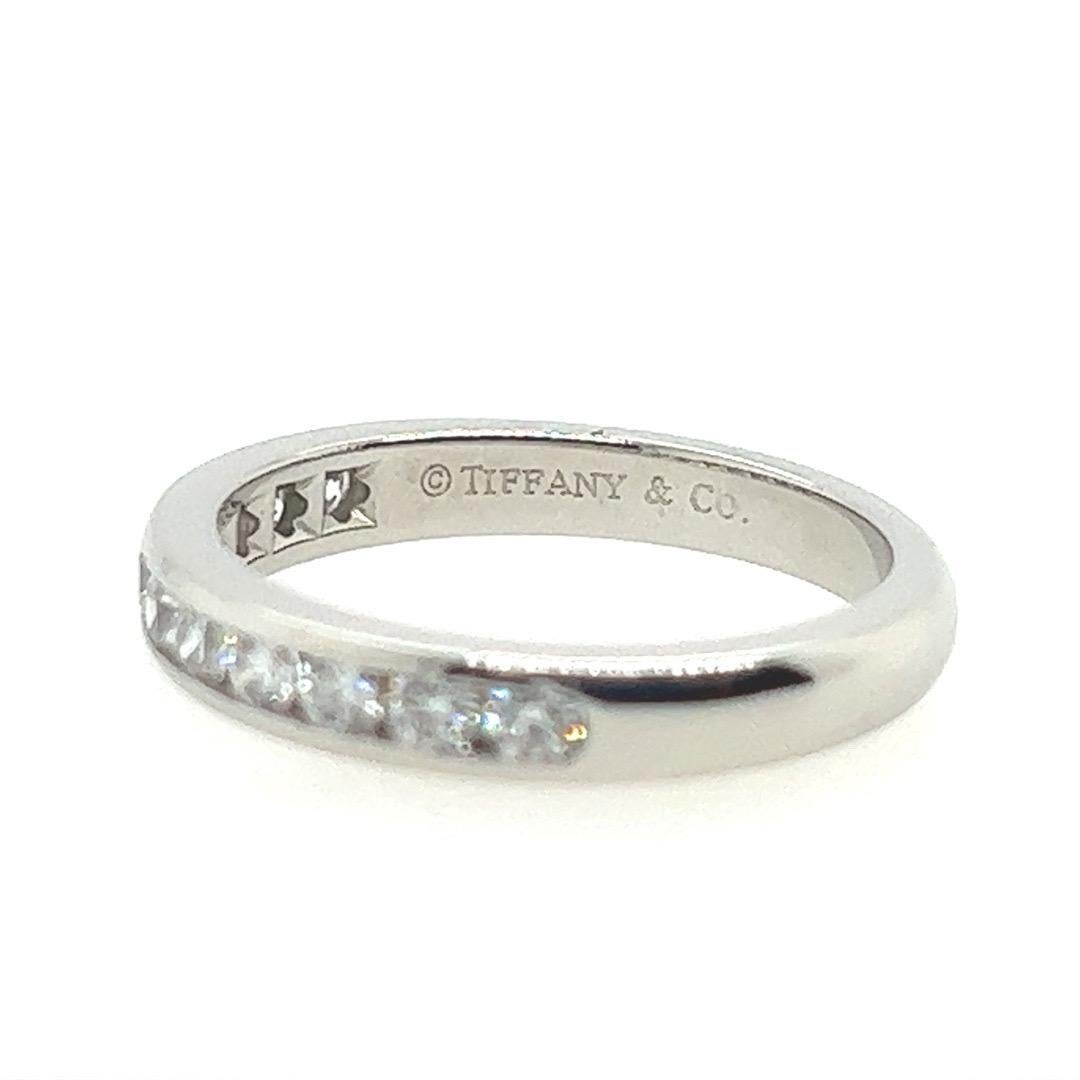 Moderner moderner Tiffany & Co Verlobungsring aus Platin mit natürlichem .17 Karat Diamanten im Halbmond im Angebot 2