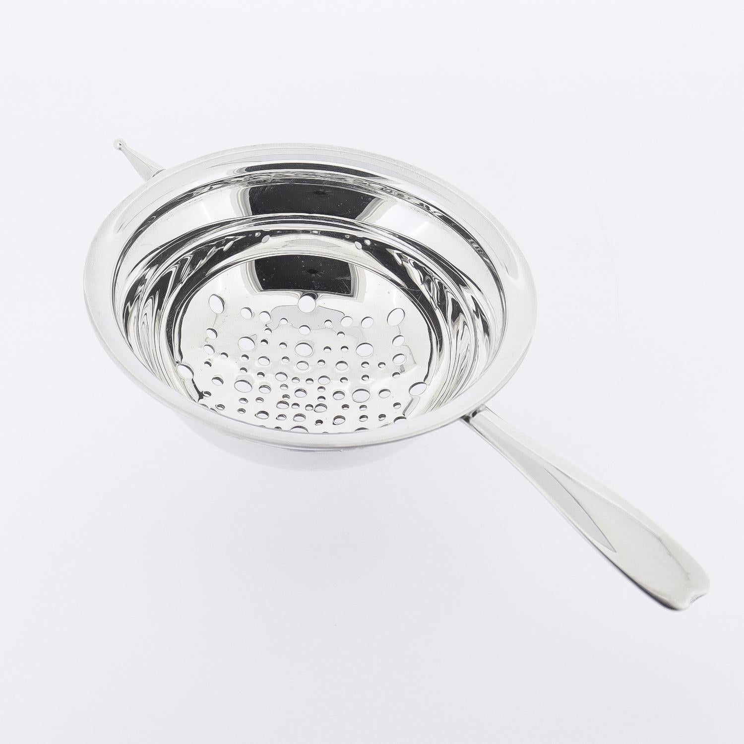 A fine modernist tea strainer.

In sterling silver.

By Tiffany & Co.

With a handle similar to the modernist Cordis pattern. 

Fully hallmarked to the reverse of the handle. 

(Together with a modern Tiffany box.)

Simply a wonderful silver tea