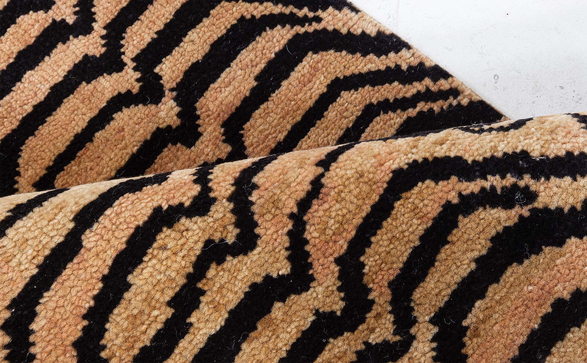 Moderner Tigerteppich von Doris Leslie Blau
Größe: 2'0
