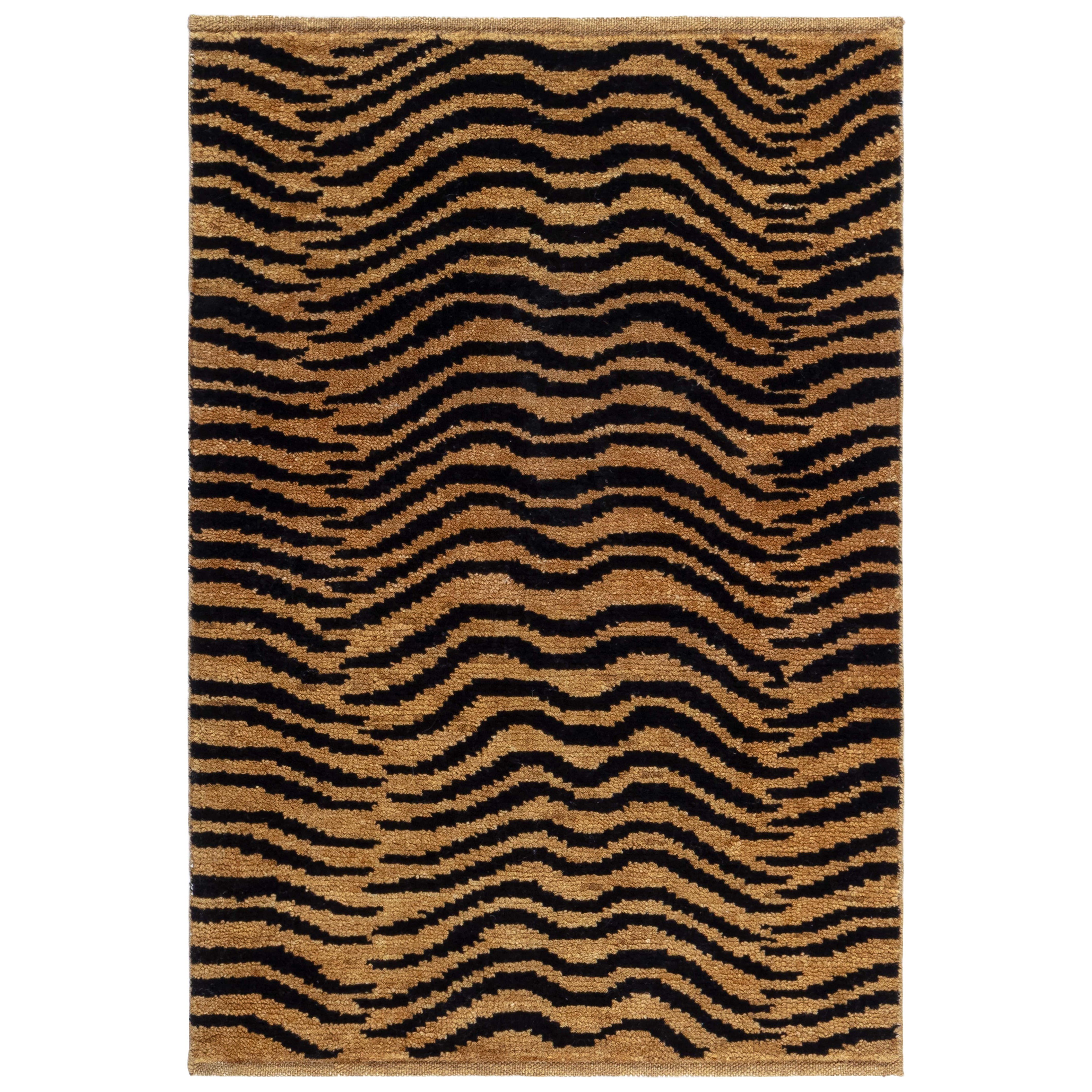 Moderner Tigerteppich von Doris Leslie Blau