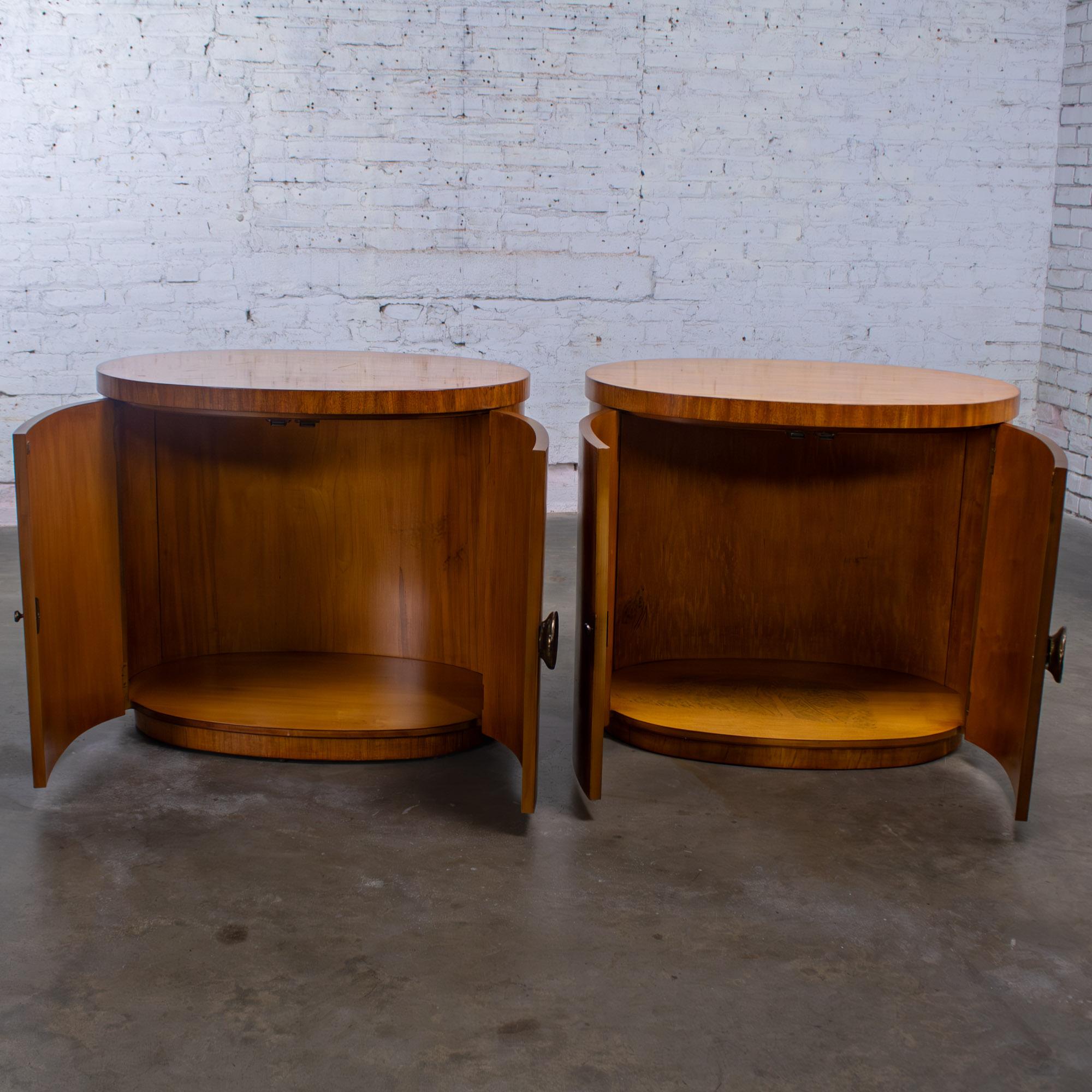 Modern to Art Deco Arbus Pair Oval Nightstands or Tables 6000 Series by Henredon (amerikanisch) im Angebot