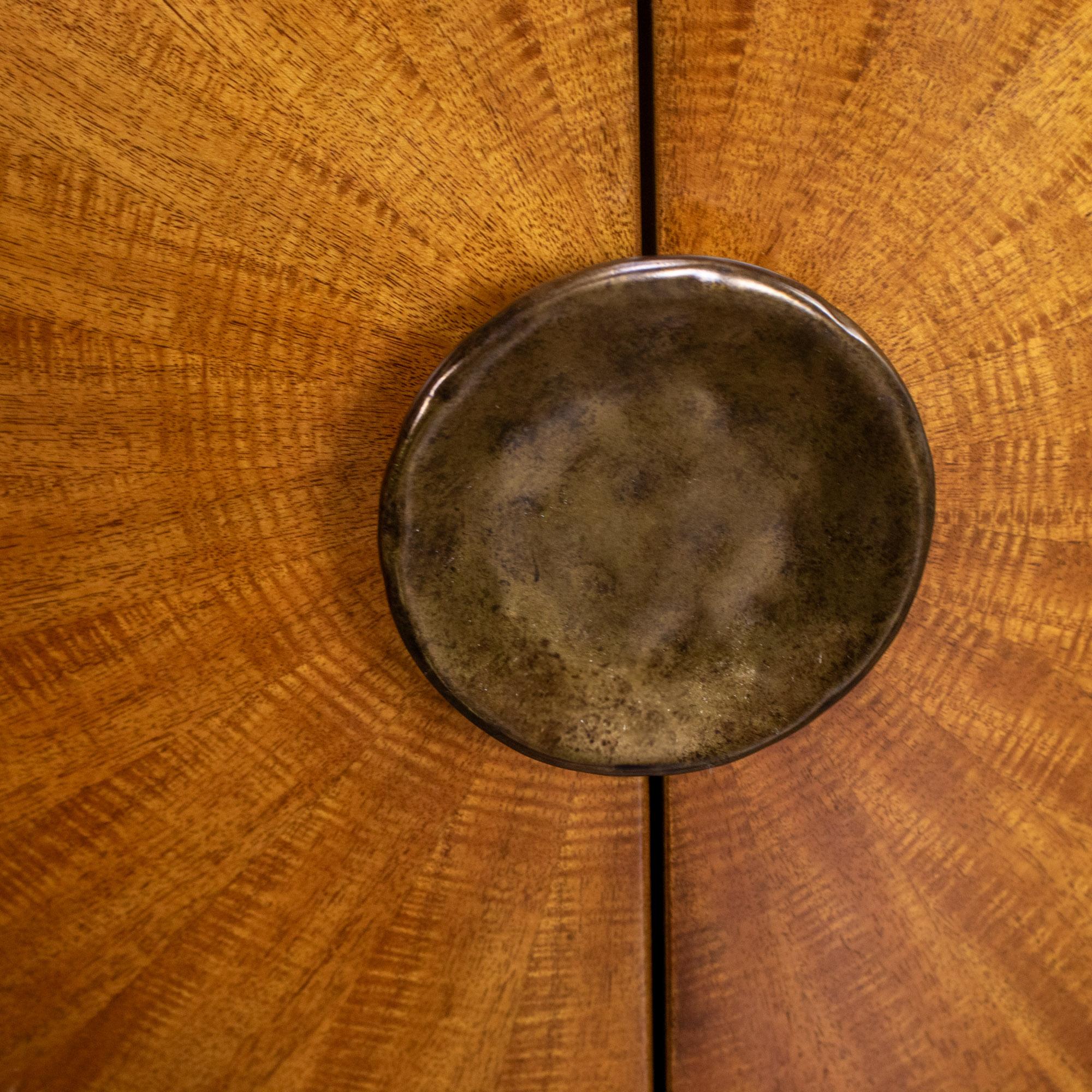 Modern to Art Deco Arbus Pair Oval Nightstands or Tables 6000 Series by Henredon (Gegossen) im Angebot