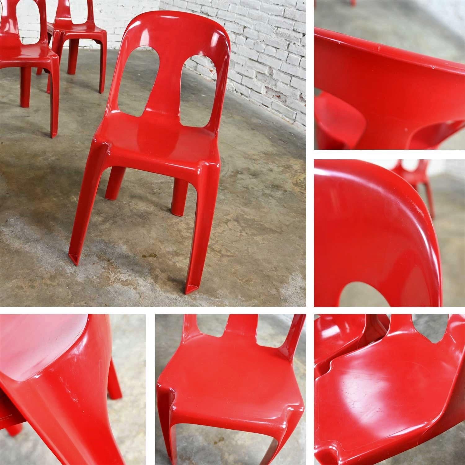 Ensemble de 4 chaises empilables en plastique rouge Henry Massonnet, de style moderne ou post-moderne 2