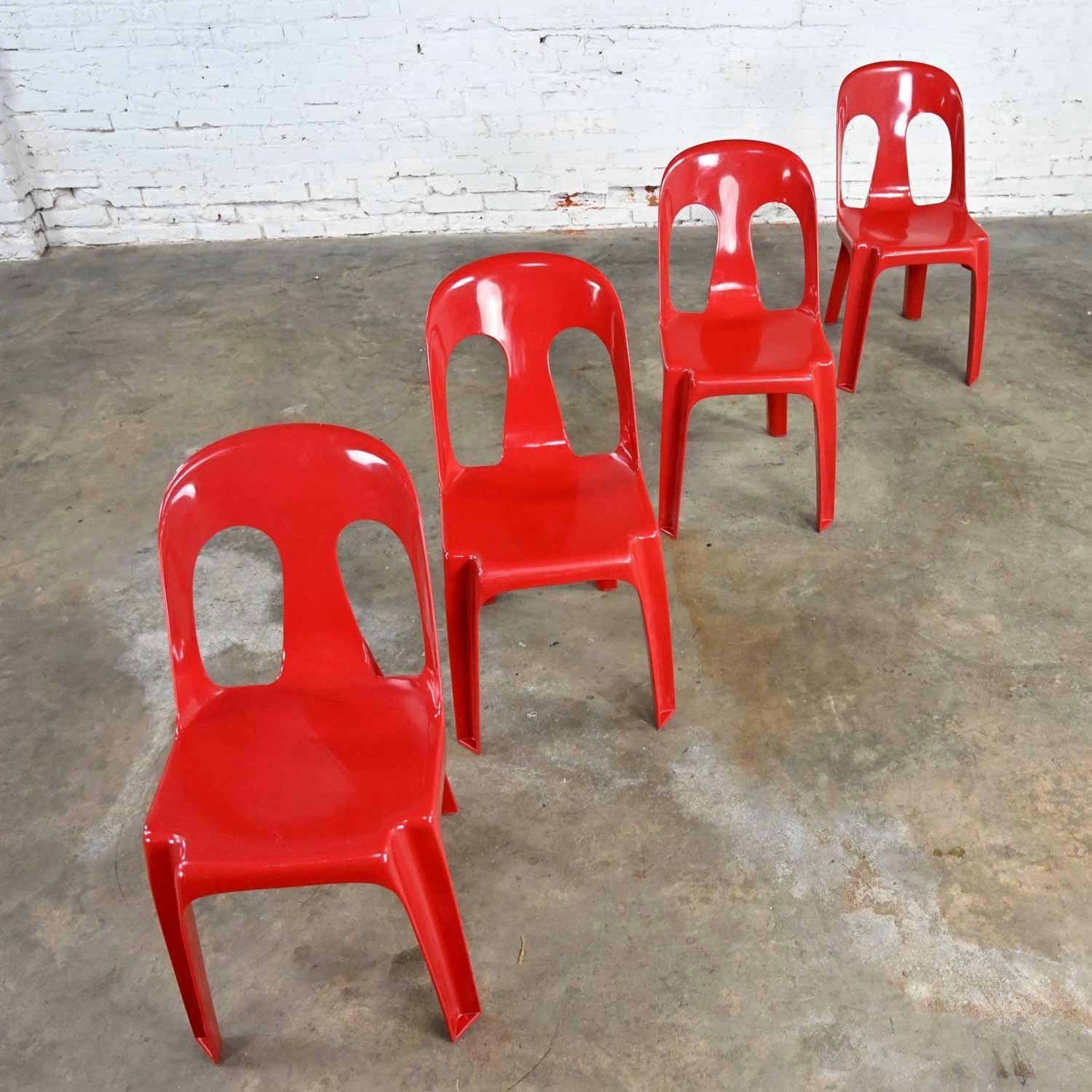 Ensemble de 4 chaises empilables en plastique rouge Henry Massonnet, de style moderne ou post-moderne 6